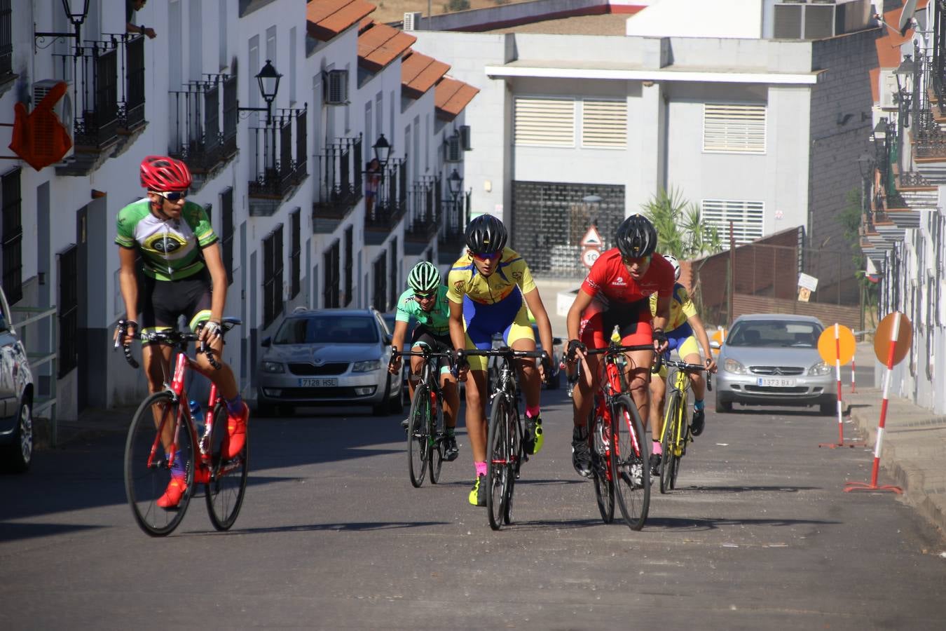 El barrio de 'Santa Catalina' de Jerez de los Caballeros ha acogido, esta mañana, la tercera prueba del Gran Premio Diputación de Badajoz 'Copa Escuelas de ciclismo en carretera', organizada por el Club Ciclista Jerez de los Caballeros y la Federación Extremeña de Ciclismo.Una competición de ciclismo que, como ya adelantó HOY Jerez, fue creada por la Federación Extremeña de Ciclismo con el objetivo de fomentar y seguir practicando deporte cuando ya han terminado todos los circuitos que se celebran durante el curso académico. En la citada prueba, han participado diferentes categorías: cadete, promesa, junior, principiante, alevín e infantil.Juan Luis Soriano, presidente del Club Ciclista Jerez, ha manifestado su satisfacción por el buen desarrollo de la jornada, «este tipo de pruebas son fundamentales para hacer cantera y promover este deporte entre los más pequeños».