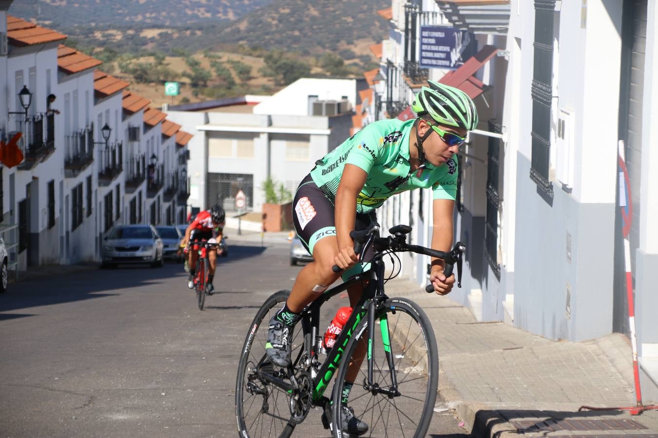 El barrio de 'Santa Catalina' de Jerez de los Caballeros ha acogido, esta mañana, la tercera prueba del Gran Premio Diputación de Badajoz 'Copa Escuelas de ciclismo en carretera', organizada por el Club Ciclista Jerez de los Caballeros y la Federación Extremeña de Ciclismo.Una competición de ciclismo que, como ya adelantó HOY Jerez, fue creada por la Federación Extremeña de Ciclismo con el objetivo de fomentar y seguir practicando deporte cuando ya han terminado todos los circuitos que se celebran durante el curso académico. En la citada prueba, han participado diferentes categorías: cadete, promesa, junior, principiante, alevín e infantil.Juan Luis Soriano, presidente del Club Ciclista Jerez, ha manifestado su satisfacción por el buen desarrollo de la jornada, «este tipo de pruebas son fundamentales para hacer cantera y promover este deporte entre los más pequeños».