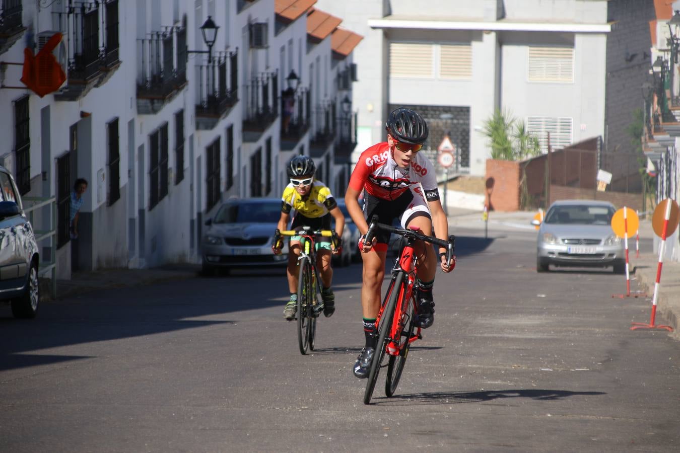 El barrio de 'Santa Catalina' de Jerez de los Caballeros ha acogido, esta mañana, la tercera prueba del Gran Premio Diputación de Badajoz 'Copa Escuelas de ciclismo en carretera', organizada por el Club Ciclista Jerez de los Caballeros y la Federación Extremeña de Ciclismo.Una competición de ciclismo que, como ya adelantó HOY Jerez, fue creada por la Federación Extremeña de Ciclismo con el objetivo de fomentar y seguir practicando deporte cuando ya han terminado todos los circuitos que se celebran durante el curso académico. En la citada prueba, han participado diferentes categorías: cadete, promesa, junior, principiante, alevín e infantil.Juan Luis Soriano, presidente del Club Ciclista Jerez, ha manifestado su satisfacción por el buen desarrollo de la jornada, «este tipo de pruebas son fundamentales para hacer cantera y promover este deporte entre los más pequeños».