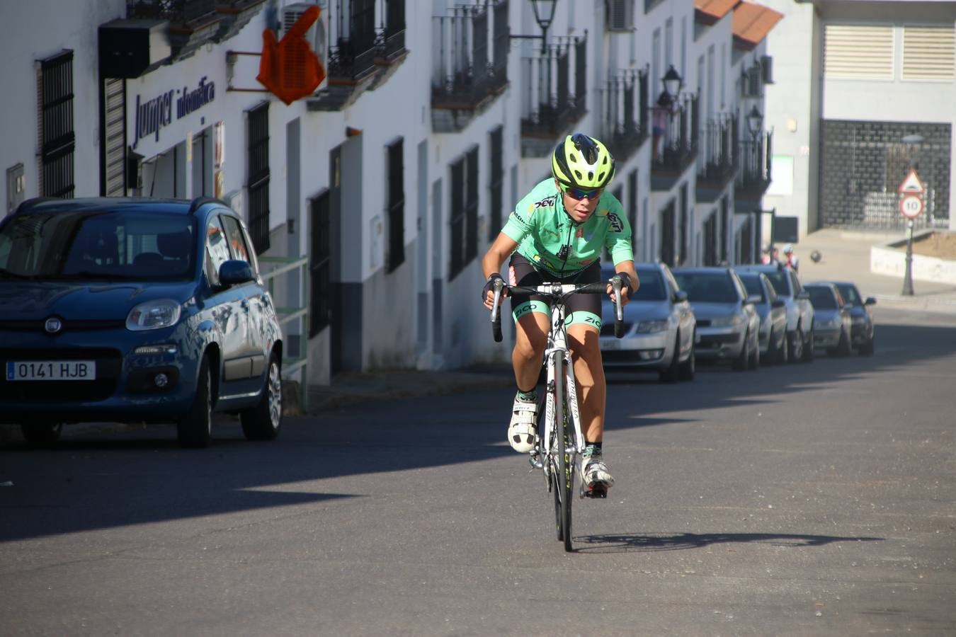 El barrio de 'Santa Catalina' de Jerez de los Caballeros ha acogido, esta mañana, la tercera prueba del Gran Premio Diputación de Badajoz 'Copa Escuelas de ciclismo en carretera', organizada por el Club Ciclista Jerez de los Caballeros y la Federación Extremeña de Ciclismo.Una competición de ciclismo que, como ya adelantó HOY Jerez, fue creada por la Federación Extremeña de Ciclismo con el objetivo de fomentar y seguir practicando deporte cuando ya han terminado todos los circuitos que se celebran durante el curso académico. En la citada prueba, han participado diferentes categorías: cadete, promesa, junior, principiante, alevín e infantil.Juan Luis Soriano, presidente del Club Ciclista Jerez, ha manifestado su satisfacción por el buen desarrollo de la jornada, «este tipo de pruebas son fundamentales para hacer cantera y promover este deporte entre los más pequeños».