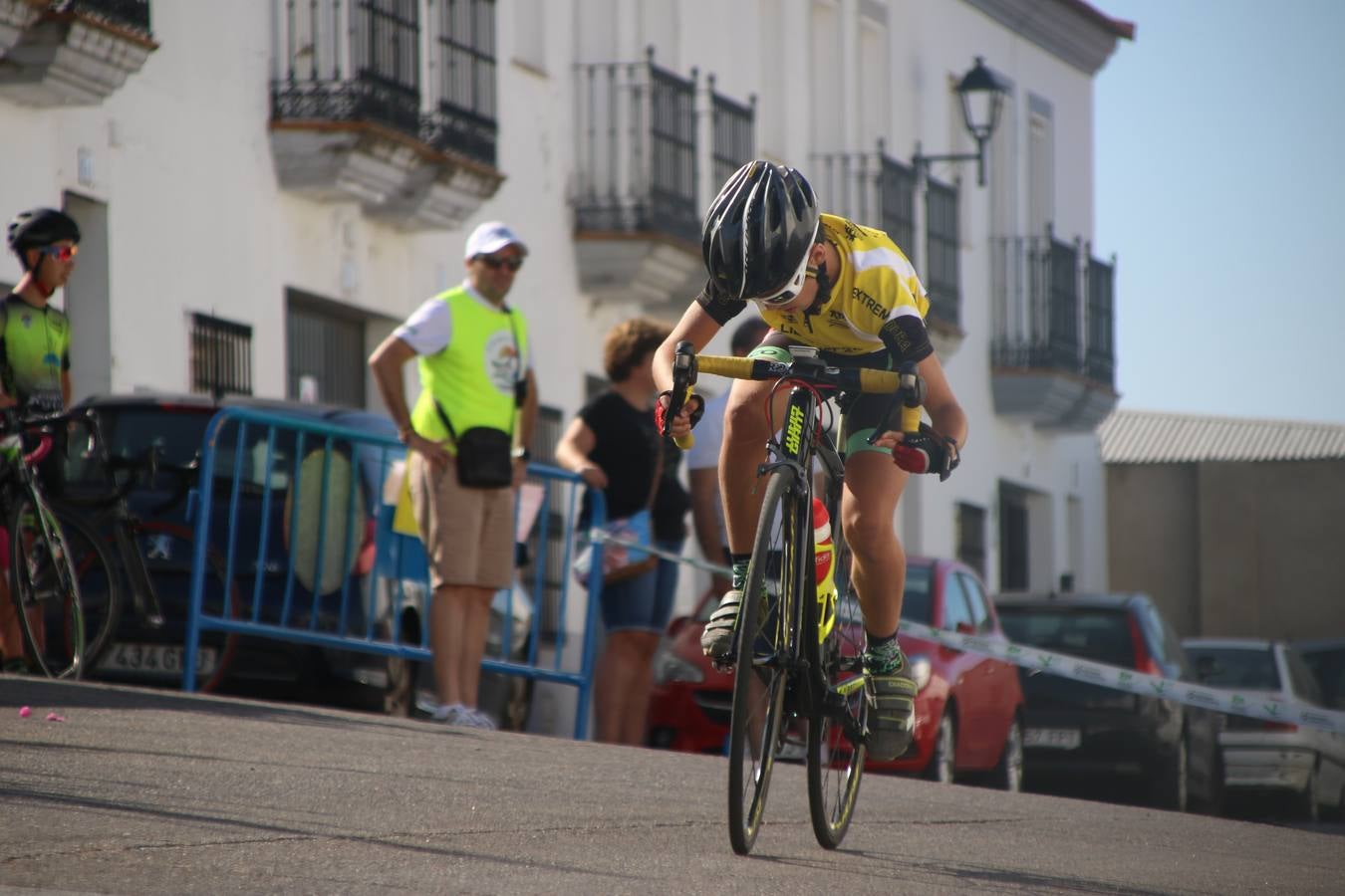 El barrio de 'Santa Catalina' de Jerez de los Caballeros ha acogido, esta mañana, la tercera prueba del Gran Premio Diputación de Badajoz 'Copa Escuelas de ciclismo en carretera', organizada por el Club Ciclista Jerez de los Caballeros y la Federación Extremeña de Ciclismo.Una competición de ciclismo que, como ya adelantó HOY Jerez, fue creada por la Federación Extremeña de Ciclismo con el objetivo de fomentar y seguir practicando deporte cuando ya han terminado todos los circuitos que se celebran durante el curso académico. En la citada prueba, han participado diferentes categorías: cadete, promesa, junior, principiante, alevín e infantil.Juan Luis Soriano, presidente del Club Ciclista Jerez, ha manifestado su satisfacción por el buen desarrollo de la jornada, «este tipo de pruebas son fundamentales para hacer cantera y promover este deporte entre los más pequeños».