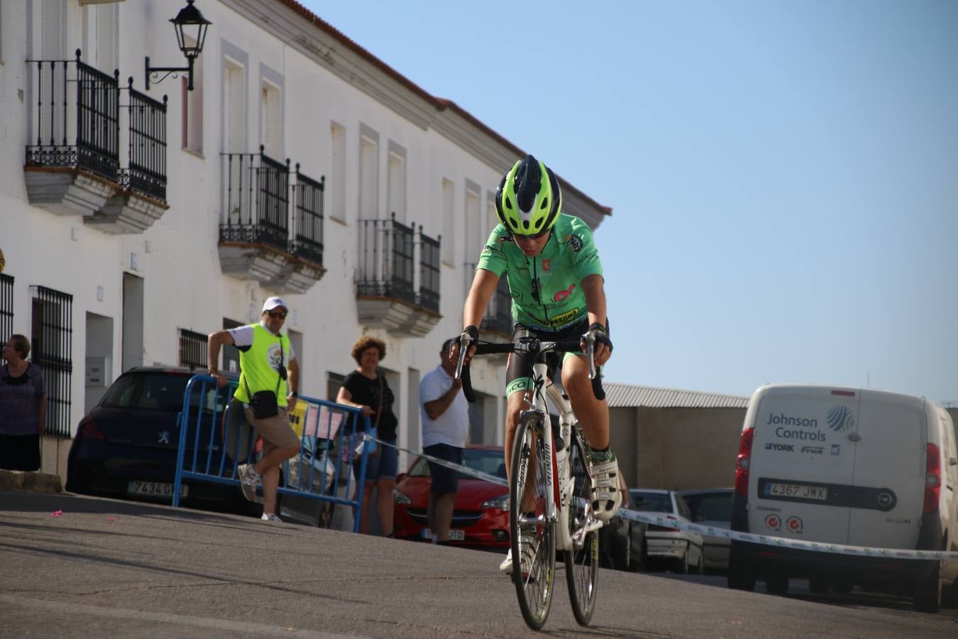 El barrio de 'Santa Catalina' de Jerez de los Caballeros ha acogido, esta mañana, la tercera prueba del Gran Premio Diputación de Badajoz 'Copa Escuelas de ciclismo en carretera', organizada por el Club Ciclista Jerez de los Caballeros y la Federación Extremeña de Ciclismo.Una competición de ciclismo que, como ya adelantó HOY Jerez, fue creada por la Federación Extremeña de Ciclismo con el objetivo de fomentar y seguir practicando deporte cuando ya han terminado todos los circuitos que se celebran durante el curso académico. En la citada prueba, han participado diferentes categorías: cadete, promesa, junior, principiante, alevín e infantil.Juan Luis Soriano, presidente del Club Ciclista Jerez, ha manifestado su satisfacción por el buen desarrollo de la jornada, «este tipo de pruebas son fundamentales para hacer cantera y promover este deporte entre los más pequeños».