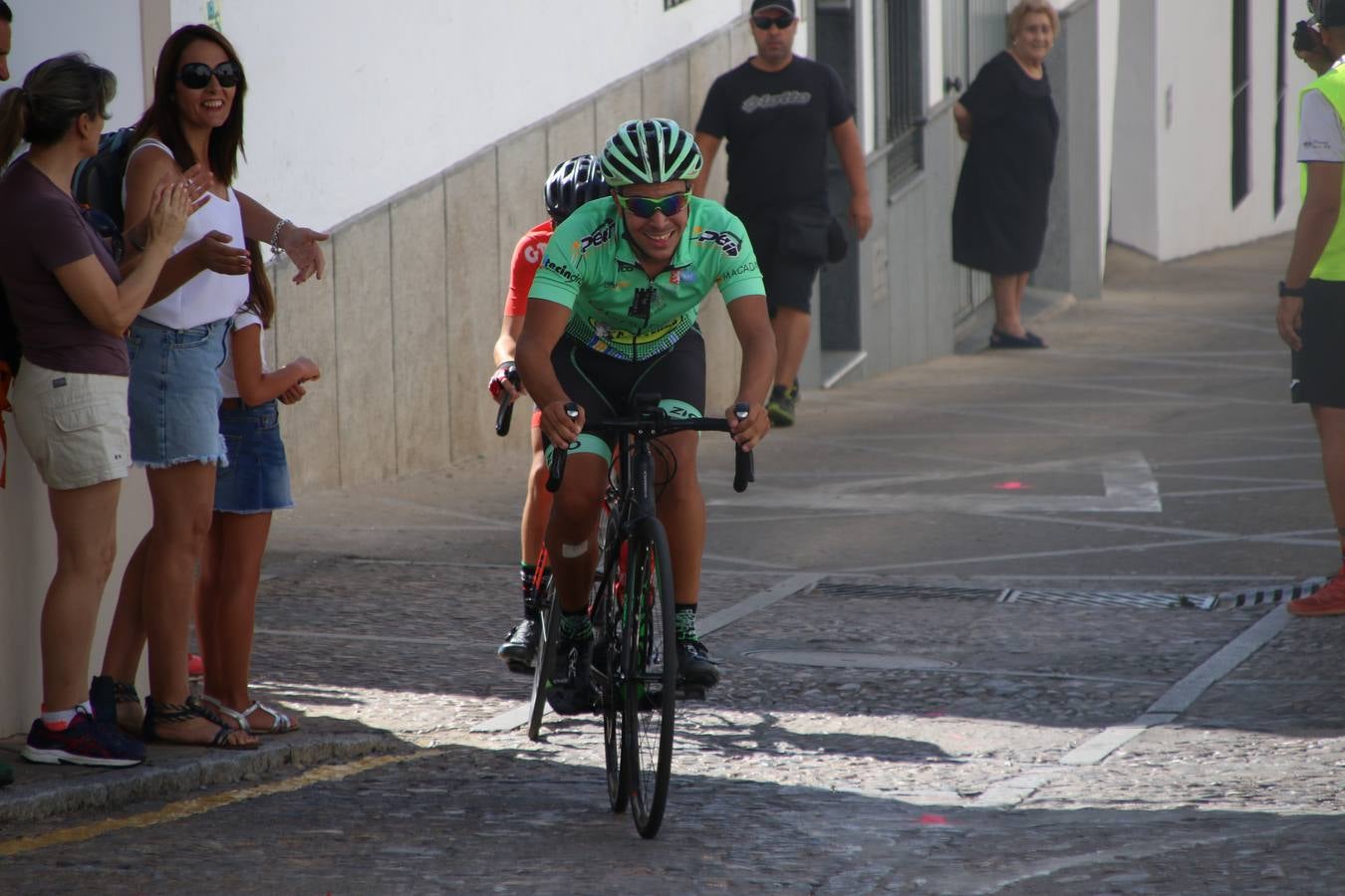 El barrio de 'Santa Catalina' de Jerez de los Caballeros ha acogido, esta mañana, la tercera prueba del Gran Premio Diputación de Badajoz 'Copa Escuelas de ciclismo en carretera', organizada por el Club Ciclista Jerez de los Caballeros y la Federación Extremeña de Ciclismo.Una competición de ciclismo que, como ya adelantó HOY Jerez, fue creada por la Federación Extremeña de Ciclismo con el objetivo de fomentar y seguir practicando deporte cuando ya han terminado todos los circuitos que se celebran durante el curso académico. En la citada prueba, han participado diferentes categorías: cadete, promesa, junior, principiante, alevín e infantil.Juan Luis Soriano, presidente del Club Ciclista Jerez, ha manifestado su satisfacción por el buen desarrollo de la jornada, «este tipo de pruebas son fundamentales para hacer cantera y promover este deporte entre los más pequeños».