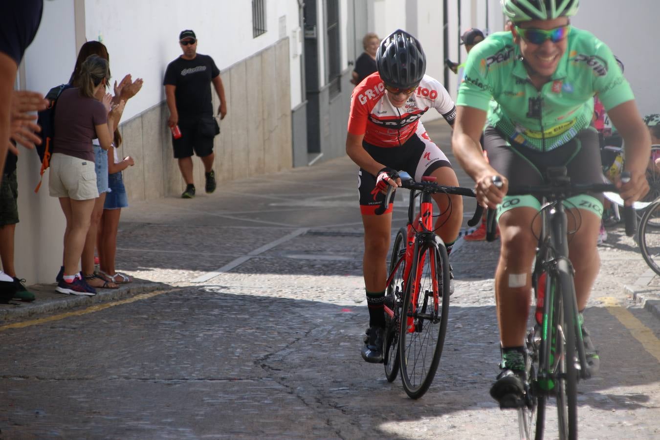El barrio de 'Santa Catalina' de Jerez de los Caballeros ha acogido, esta mañana, la tercera prueba del Gran Premio Diputación de Badajoz 'Copa Escuelas de ciclismo en carretera', organizada por el Club Ciclista Jerez de los Caballeros y la Federación Extremeña de Ciclismo.Una competición de ciclismo que, como ya adelantó HOY Jerez, fue creada por la Federación Extremeña de Ciclismo con el objetivo de fomentar y seguir practicando deporte cuando ya han terminado todos los circuitos que se celebran durante el curso académico. En la citada prueba, han participado diferentes categorías: cadete, promesa, junior, principiante, alevín e infantil.Juan Luis Soriano, presidente del Club Ciclista Jerez, ha manifestado su satisfacción por el buen desarrollo de la jornada, «este tipo de pruebas son fundamentales para hacer cantera y promover este deporte entre los más pequeños».