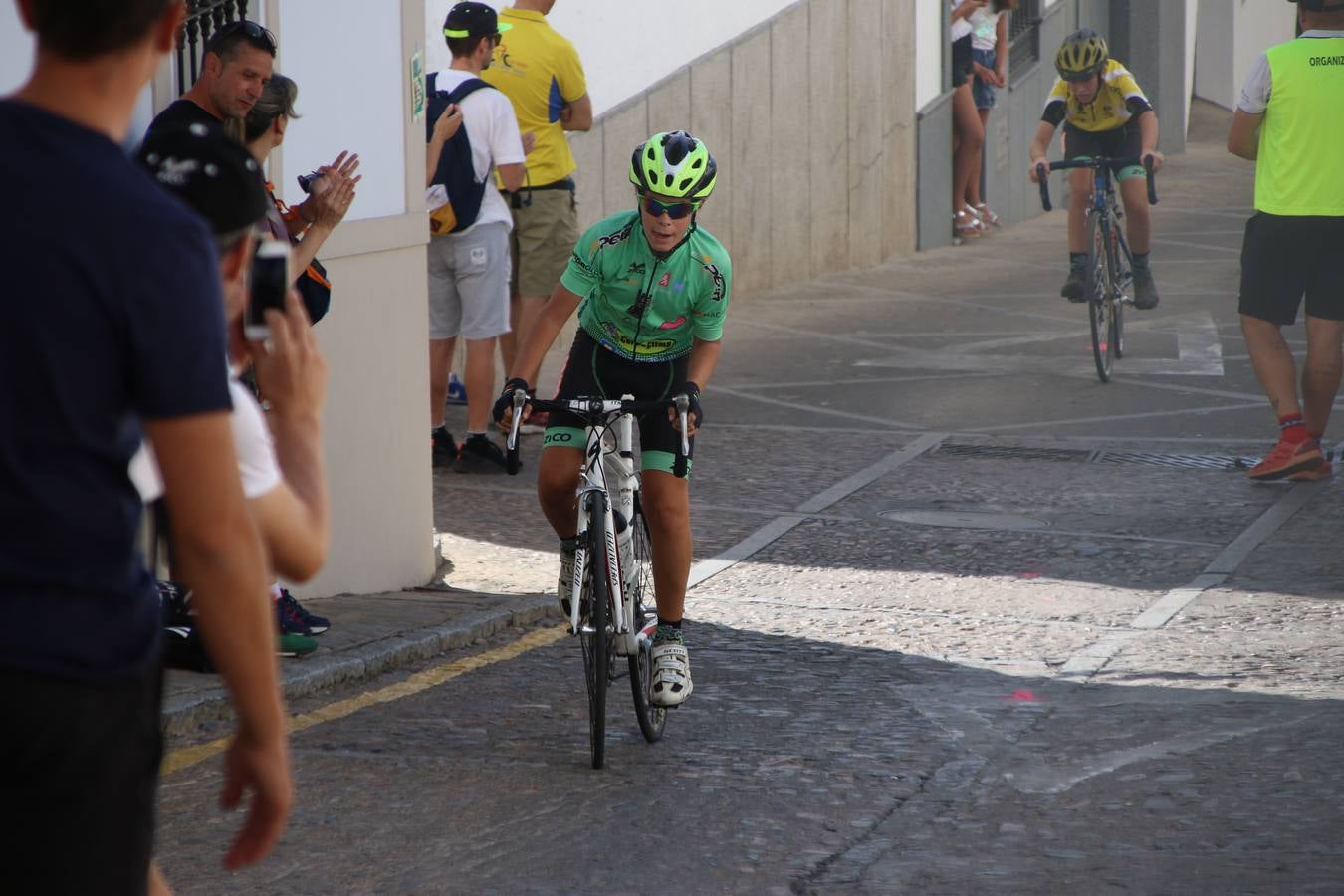 El barrio de 'Santa Catalina' de Jerez de los Caballeros ha acogido, esta mañana, la tercera prueba del Gran Premio Diputación de Badajoz 'Copa Escuelas de ciclismo en carretera', organizada por el Club Ciclista Jerez de los Caballeros y la Federación Extremeña de Ciclismo.Una competición de ciclismo que, como ya adelantó HOY Jerez, fue creada por la Federación Extremeña de Ciclismo con el objetivo de fomentar y seguir practicando deporte cuando ya han terminado todos los circuitos que se celebran durante el curso académico. En la citada prueba, han participado diferentes categorías: cadete, promesa, junior, principiante, alevín e infantil.Juan Luis Soriano, presidente del Club Ciclista Jerez, ha manifestado su satisfacción por el buen desarrollo de la jornada, «este tipo de pruebas son fundamentales para hacer cantera y promover este deporte entre los más pequeños».