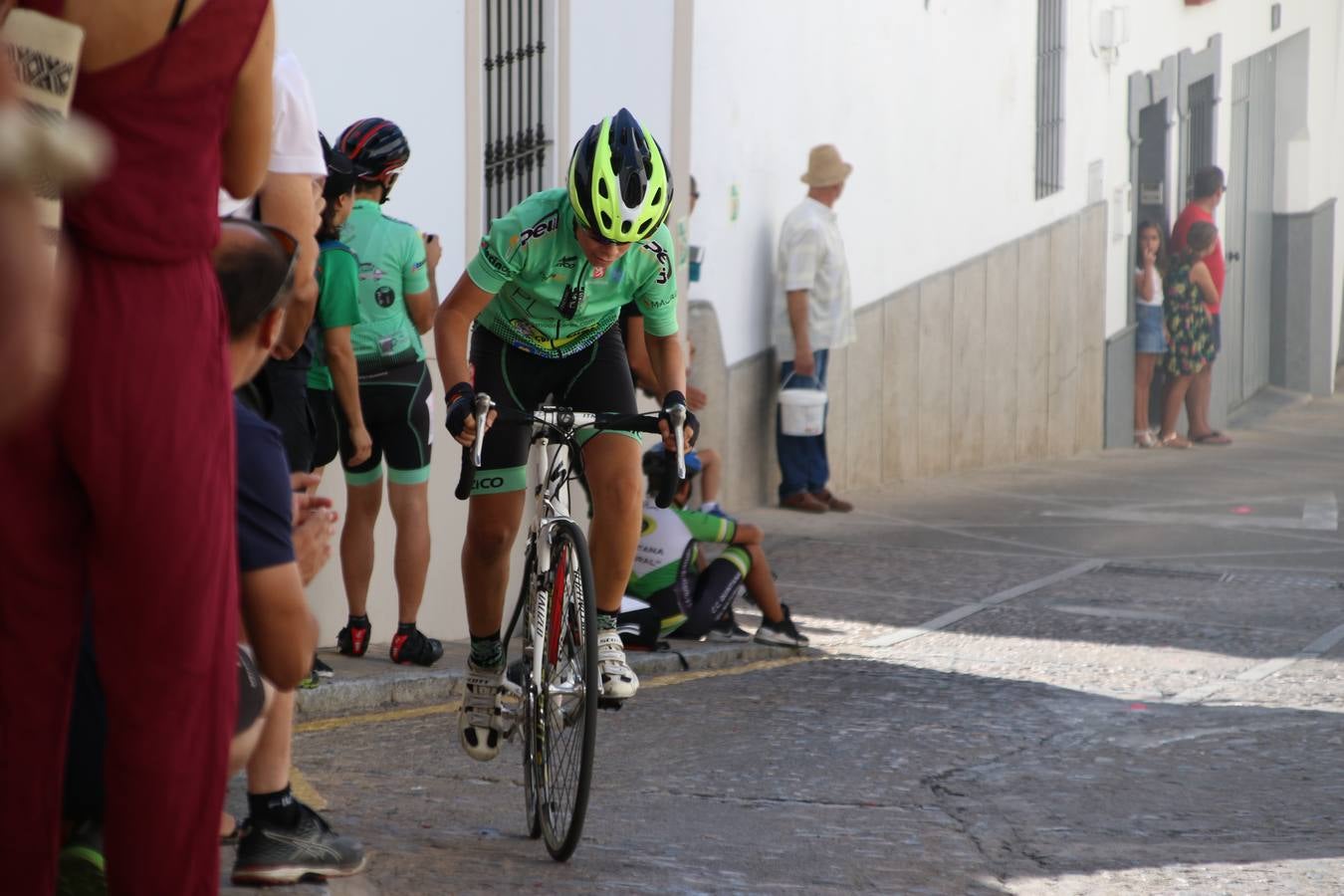 El barrio de 'Santa Catalina' de Jerez de los Caballeros ha acogido, esta mañana, la tercera prueba del Gran Premio Diputación de Badajoz 'Copa Escuelas de ciclismo en carretera', organizada por el Club Ciclista Jerez de los Caballeros y la Federación Extremeña de Ciclismo.Una competición de ciclismo que, como ya adelantó HOY Jerez, fue creada por la Federación Extremeña de Ciclismo con el objetivo de fomentar y seguir practicando deporte cuando ya han terminado todos los circuitos que se celebran durante el curso académico. En la citada prueba, han participado diferentes categorías: cadete, promesa, junior, principiante, alevín e infantil.Juan Luis Soriano, presidente del Club Ciclista Jerez, ha manifestado su satisfacción por el buen desarrollo de la jornada, «este tipo de pruebas son fundamentales para hacer cantera y promover este deporte entre los más pequeños».