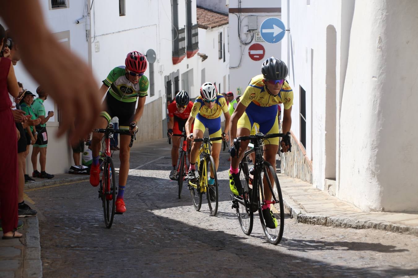 El barrio de 'Santa Catalina' de Jerez de los Caballeros ha acogido, esta mañana, la tercera prueba del Gran Premio Diputación de Badajoz 'Copa Escuelas de ciclismo en carretera', organizada por el Club Ciclista Jerez de los Caballeros y la Federación Extremeña de Ciclismo.Una competición de ciclismo que, como ya adelantó HOY Jerez, fue creada por la Federación Extremeña de Ciclismo con el objetivo de fomentar y seguir practicando deporte cuando ya han terminado todos los circuitos que se celebran durante el curso académico. En la citada prueba, han participado diferentes categorías: cadete, promesa, junior, principiante, alevín e infantil.Juan Luis Soriano, presidente del Club Ciclista Jerez, ha manifestado su satisfacción por el buen desarrollo de la jornada, «este tipo de pruebas son fundamentales para hacer cantera y promover este deporte entre los más pequeños».