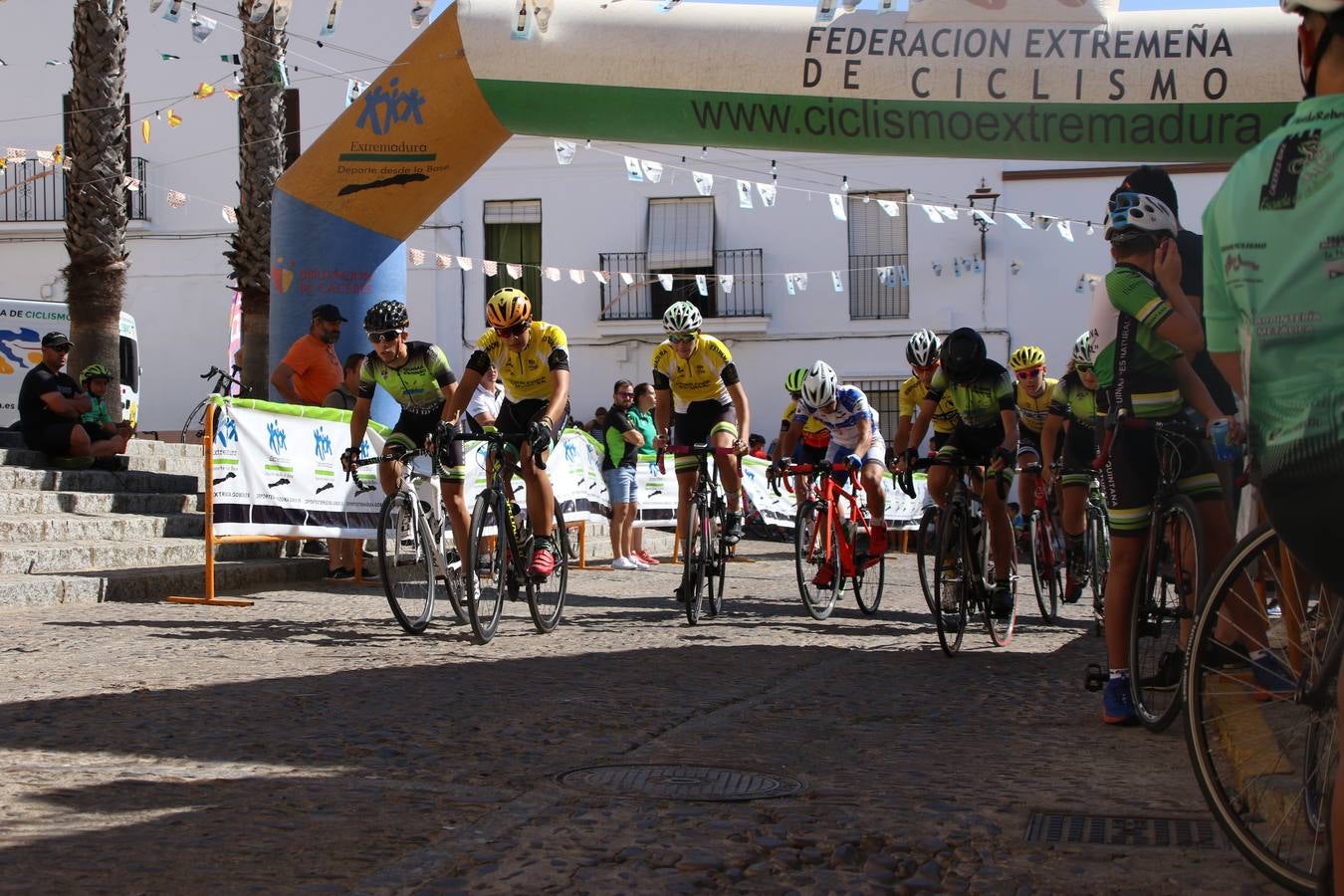 El barrio de 'Santa Catalina' de Jerez de los Caballeros ha acogido, esta mañana, la tercera prueba del Gran Premio Diputación de Badajoz 'Copa Escuelas de ciclismo en carretera', organizada por el Club Ciclista Jerez de los Caballeros y la Federación Extremeña de Ciclismo.Una competición de ciclismo que, como ya adelantó HOY Jerez, fue creada por la Federación Extremeña de Ciclismo con el objetivo de fomentar y seguir practicando deporte cuando ya han terminado todos los circuitos que se celebran durante el curso académico. En la citada prueba, han participado diferentes categorías: cadete, promesa, junior, principiante, alevín e infantil.Juan Luis Soriano, presidente del Club Ciclista Jerez, ha manifestado su satisfacción por el buen desarrollo de la jornada, «este tipo de pruebas son fundamentales para hacer cantera y promover este deporte entre los más pequeños».