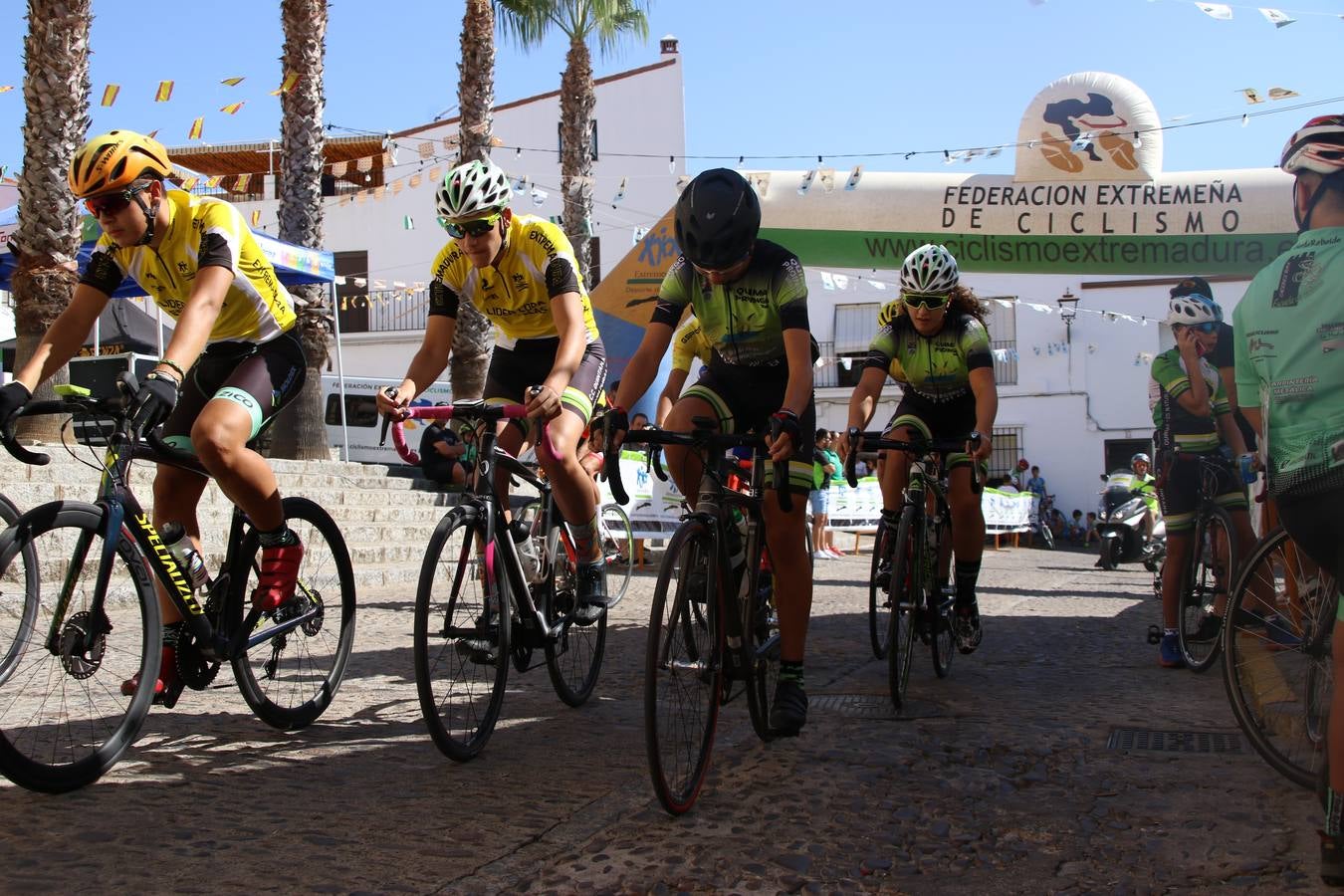 El barrio de 'Santa Catalina' de Jerez de los Caballeros ha acogido, esta mañana, la tercera prueba del Gran Premio Diputación de Badajoz 'Copa Escuelas de ciclismo en carretera', organizada por el Club Ciclista Jerez de los Caballeros y la Federación Extremeña de Ciclismo.Una competición de ciclismo que, como ya adelantó HOY Jerez, fue creada por la Federación Extremeña de Ciclismo con el objetivo de fomentar y seguir practicando deporte cuando ya han terminado todos los circuitos que se celebran durante el curso académico. En la citada prueba, han participado diferentes categorías: cadete, promesa, junior, principiante, alevín e infantil.Juan Luis Soriano, presidente del Club Ciclista Jerez, ha manifestado su satisfacción por el buen desarrollo de la jornada, «este tipo de pruebas son fundamentales para hacer cantera y promover este deporte entre los más pequeños».