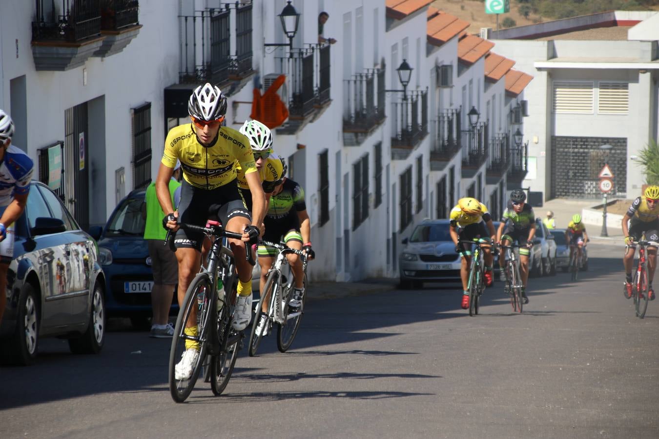 El barrio de 'Santa Catalina' de Jerez de los Caballeros ha acogido, esta mañana, la tercera prueba del Gran Premio Diputación de Badajoz 'Copa Escuelas de ciclismo en carretera', organizada por el Club Ciclista Jerez de los Caballeros y la Federación Extremeña de Ciclismo.Una competición de ciclismo que, como ya adelantó HOY Jerez, fue creada por la Federación Extremeña de Ciclismo con el objetivo de fomentar y seguir practicando deporte cuando ya han terminado todos los circuitos que se celebran durante el curso académico. En la citada prueba, han participado diferentes categorías: cadete, promesa, junior, principiante, alevín e infantil.Juan Luis Soriano, presidente del Club Ciclista Jerez, ha manifestado su satisfacción por el buen desarrollo de la jornada, «este tipo de pruebas son fundamentales para hacer cantera y promover este deporte entre los más pequeños».