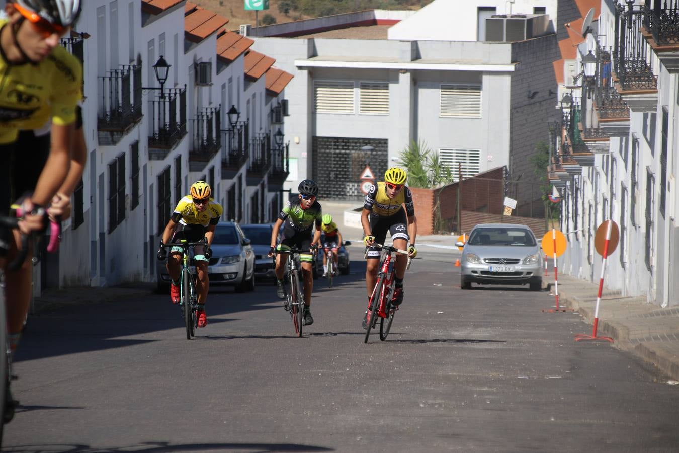 El barrio de 'Santa Catalina' de Jerez de los Caballeros ha acogido, esta mañana, la tercera prueba del Gran Premio Diputación de Badajoz 'Copa Escuelas de ciclismo en carretera', organizada por el Club Ciclista Jerez de los Caballeros y la Federación Extremeña de Ciclismo.Una competición de ciclismo que, como ya adelantó HOY Jerez, fue creada por la Federación Extremeña de Ciclismo con el objetivo de fomentar y seguir practicando deporte cuando ya han terminado todos los circuitos que se celebran durante el curso académico. En la citada prueba, han participado diferentes categorías: cadete, promesa, junior, principiante, alevín e infantil.Juan Luis Soriano, presidente del Club Ciclista Jerez, ha manifestado su satisfacción por el buen desarrollo de la jornada, «este tipo de pruebas son fundamentales para hacer cantera y promover este deporte entre los más pequeños».