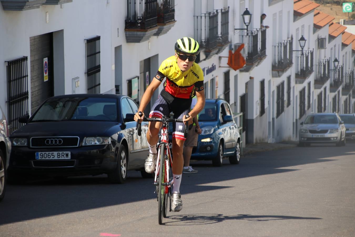 El barrio de 'Santa Catalina' de Jerez de los Caballeros ha acogido, esta mañana, la tercera prueba del Gran Premio Diputación de Badajoz 'Copa Escuelas de ciclismo en carretera', organizada por el Club Ciclista Jerez de los Caballeros y la Federación Extremeña de Ciclismo.Una competición de ciclismo que, como ya adelantó HOY Jerez, fue creada por la Federación Extremeña de Ciclismo con el objetivo de fomentar y seguir practicando deporte cuando ya han terminado todos los circuitos que se celebran durante el curso académico. En la citada prueba, han participado diferentes categorías: cadete, promesa, junior, principiante, alevín e infantil.Juan Luis Soriano, presidente del Club Ciclista Jerez, ha manifestado su satisfacción por el buen desarrollo de la jornada, «este tipo de pruebas son fundamentales para hacer cantera y promover este deporte entre los más pequeños».
