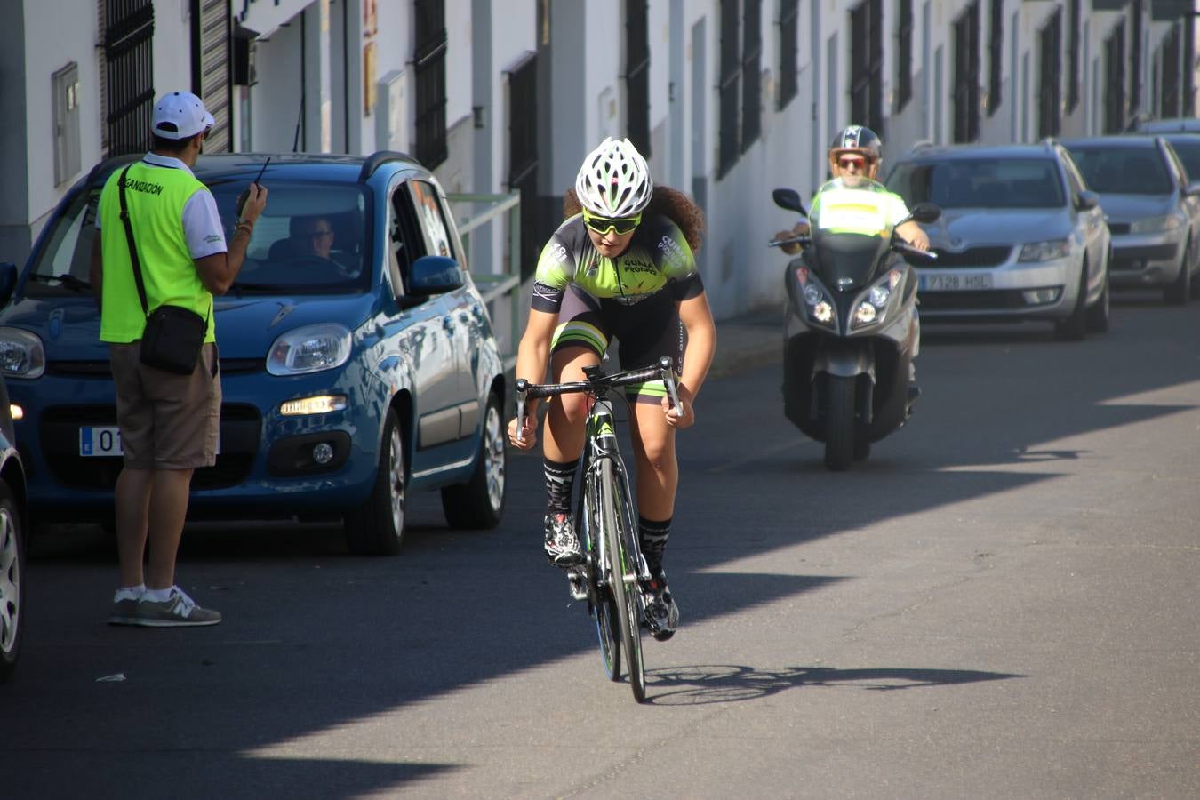 El barrio de 'Santa Catalina' de Jerez de los Caballeros ha acogido, esta mañana, la tercera prueba del Gran Premio Diputación de Badajoz 'Copa Escuelas de ciclismo en carretera', organizada por el Club Ciclista Jerez de los Caballeros y la Federación Extremeña de Ciclismo.Una competición de ciclismo que, como ya adelantó HOY Jerez, fue creada por la Federación Extremeña de Ciclismo con el objetivo de fomentar y seguir practicando deporte cuando ya han terminado todos los circuitos que se celebran durante el curso académico. En la citada prueba, han participado diferentes categorías: cadete, promesa, junior, principiante, alevín e infantil.Juan Luis Soriano, presidente del Club Ciclista Jerez, ha manifestado su satisfacción por el buen desarrollo de la jornada, «este tipo de pruebas son fundamentales para hacer cantera y promover este deporte entre los más pequeños».