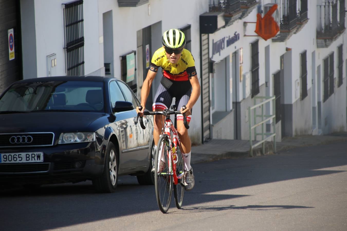 El barrio de 'Santa Catalina' de Jerez de los Caballeros ha acogido, esta mañana, la tercera prueba del Gran Premio Diputación de Badajoz 'Copa Escuelas de ciclismo en carretera', organizada por el Club Ciclista Jerez de los Caballeros y la Federación Extremeña de Ciclismo.Una competición de ciclismo que, como ya adelantó HOY Jerez, fue creada por la Federación Extremeña de Ciclismo con el objetivo de fomentar y seguir practicando deporte cuando ya han terminado todos los circuitos que se celebran durante el curso académico. En la citada prueba, han participado diferentes categorías: cadete, promesa, junior, principiante, alevín e infantil.Juan Luis Soriano, presidente del Club Ciclista Jerez, ha manifestado su satisfacción por el buen desarrollo de la jornada, «este tipo de pruebas son fundamentales para hacer cantera y promover este deporte entre los más pequeños».