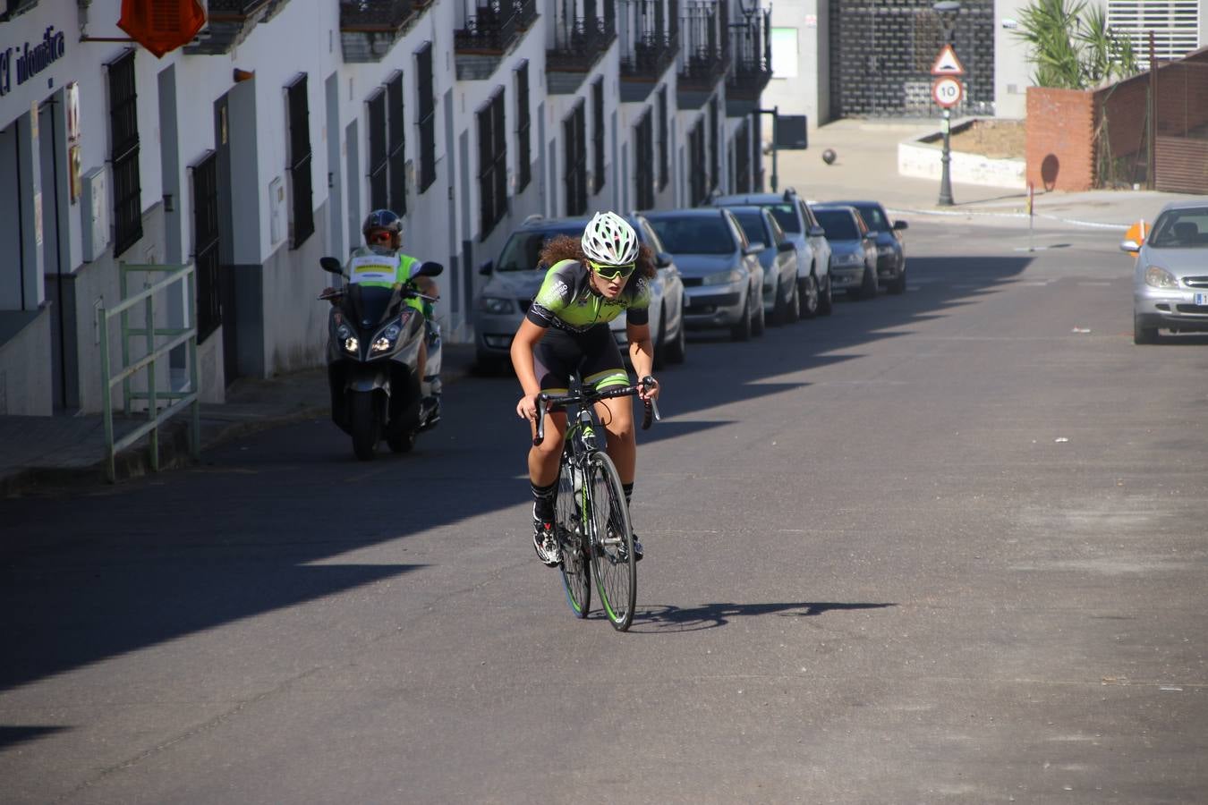 El barrio de 'Santa Catalina' de Jerez de los Caballeros ha acogido, esta mañana, la tercera prueba del Gran Premio Diputación de Badajoz 'Copa Escuelas de ciclismo en carretera', organizada por el Club Ciclista Jerez de los Caballeros y la Federación Extremeña de Ciclismo.Una competición de ciclismo que, como ya adelantó HOY Jerez, fue creada por la Federación Extremeña de Ciclismo con el objetivo de fomentar y seguir practicando deporte cuando ya han terminado todos los circuitos que se celebran durante el curso académico. En la citada prueba, han participado diferentes categorías: cadete, promesa, junior, principiante, alevín e infantil.Juan Luis Soriano, presidente del Club Ciclista Jerez, ha manifestado su satisfacción por el buen desarrollo de la jornada, «este tipo de pruebas son fundamentales para hacer cantera y promover este deporte entre los más pequeños».