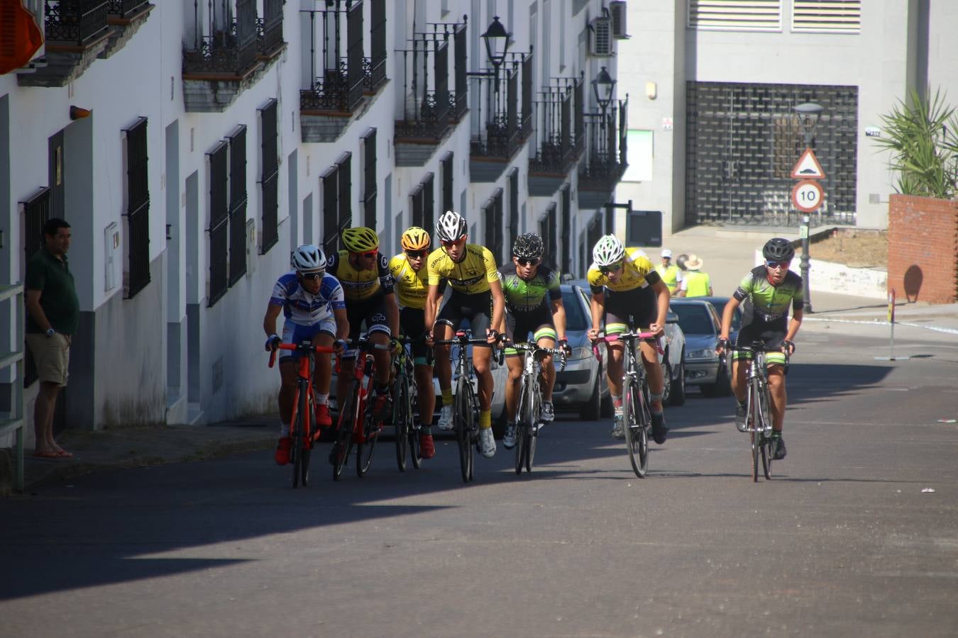 El barrio de 'Santa Catalina' de Jerez de los Caballeros ha acogido, esta mañana, la tercera prueba del Gran Premio Diputación de Badajoz 'Copa Escuelas de ciclismo en carretera', organizada por el Club Ciclista Jerez de los Caballeros y la Federación Extremeña de Ciclismo.Una competición de ciclismo que, como ya adelantó HOY Jerez, fue creada por la Federación Extremeña de Ciclismo con el objetivo de fomentar y seguir practicando deporte cuando ya han terminado todos los circuitos que se celebran durante el curso académico. En la citada prueba, han participado diferentes categorías: cadete, promesa, junior, principiante, alevín e infantil.Juan Luis Soriano, presidente del Club Ciclista Jerez, ha manifestado su satisfacción por el buen desarrollo de la jornada, «este tipo de pruebas son fundamentales para hacer cantera y promover este deporte entre los más pequeños».