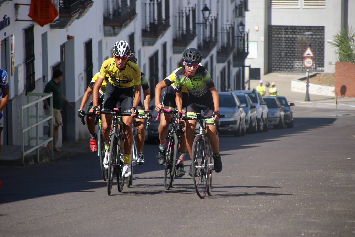 El barrio de 'Santa Catalina' de Jerez de los Caballeros ha acogido, esta mañana, la tercera prueba del Gran Premio Diputación de Badajoz 'Copa Escuelas de ciclismo en carretera', organizada por el Club Ciclista Jerez de los Caballeros y la Federación Extremeña de Ciclismo.Una competición de ciclismo que, como ya adelantó HOY Jerez, fue creada por la Federación Extremeña de Ciclismo con el objetivo de fomentar y seguir practicando deporte cuando ya han terminado todos los circuitos que se celebran durante el curso académico. En la citada prueba, han participado diferentes categorías: cadete, promesa, junior, principiante, alevín e infantil.Juan Luis Soriano, presidente del Club Ciclista Jerez, ha manifestado su satisfacción por el buen desarrollo de la jornada, «este tipo de pruebas son fundamentales para hacer cantera y promover este deporte entre los más pequeños».