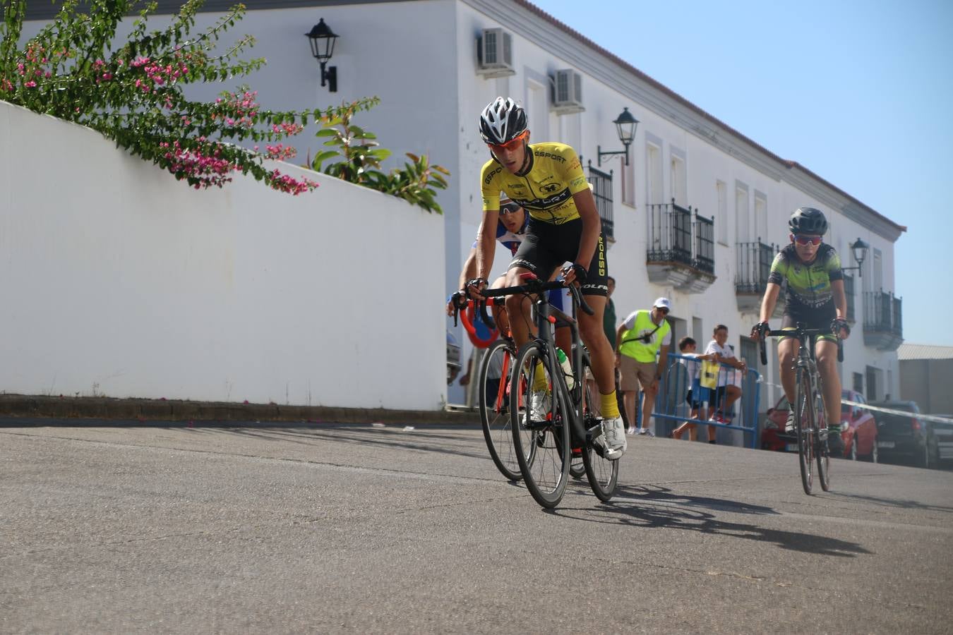 El barrio de 'Santa Catalina' de Jerez de los Caballeros ha acogido, esta mañana, la tercera prueba del Gran Premio Diputación de Badajoz 'Copa Escuelas de ciclismo en carretera', organizada por el Club Ciclista Jerez de los Caballeros y la Federación Extremeña de Ciclismo.Una competición de ciclismo que, como ya adelantó HOY Jerez, fue creada por la Federación Extremeña de Ciclismo con el objetivo de fomentar y seguir practicando deporte cuando ya han terminado todos los circuitos que se celebran durante el curso académico. En la citada prueba, han participado diferentes categorías: cadete, promesa, junior, principiante, alevín e infantil.Juan Luis Soriano, presidente del Club Ciclista Jerez, ha manifestado su satisfacción por el buen desarrollo de la jornada, «este tipo de pruebas son fundamentales para hacer cantera y promover este deporte entre los más pequeños».