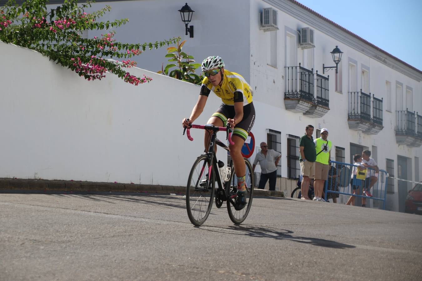 El barrio de 'Santa Catalina' de Jerez de los Caballeros ha acogido, esta mañana, la tercera prueba del Gran Premio Diputación de Badajoz 'Copa Escuelas de ciclismo en carretera', organizada por el Club Ciclista Jerez de los Caballeros y la Federación Extremeña de Ciclismo.Una competición de ciclismo que, como ya adelantó HOY Jerez, fue creada por la Federación Extremeña de Ciclismo con el objetivo de fomentar y seguir practicando deporte cuando ya han terminado todos los circuitos que se celebran durante el curso académico. En la citada prueba, han participado diferentes categorías: cadete, promesa, junior, principiante, alevín e infantil.Juan Luis Soriano, presidente del Club Ciclista Jerez, ha manifestado su satisfacción por el buen desarrollo de la jornada, «este tipo de pruebas son fundamentales para hacer cantera y promover este deporte entre los más pequeños».