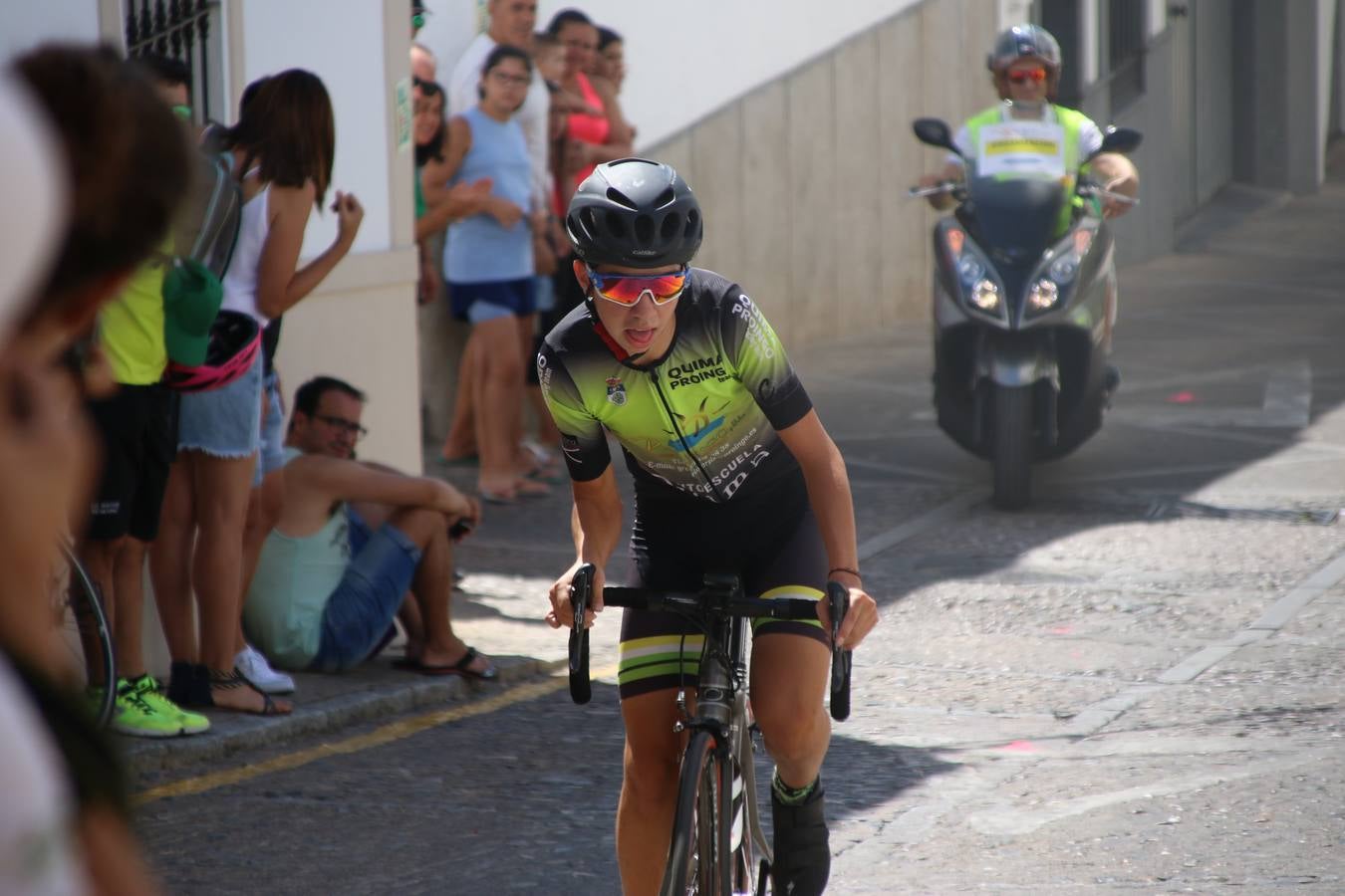 El barrio de 'Santa Catalina' de Jerez de los Caballeros ha acogido, esta mañana, la tercera prueba del Gran Premio Diputación de Badajoz 'Copa Escuelas de ciclismo en carretera', organizada por el Club Ciclista Jerez de los Caballeros y la Federación Extremeña de Ciclismo.Una competición de ciclismo que, como ya adelantó HOY Jerez, fue creada por la Federación Extremeña de Ciclismo con el objetivo de fomentar y seguir practicando deporte cuando ya han terminado todos los circuitos que se celebran durante el curso académico. En la citada prueba, han participado diferentes categorías: cadete, promesa, junior, principiante, alevín e infantil.Juan Luis Soriano, presidente del Club Ciclista Jerez, ha manifestado su satisfacción por el buen desarrollo de la jornada, «este tipo de pruebas son fundamentales para hacer cantera y promover este deporte entre los más pequeños».