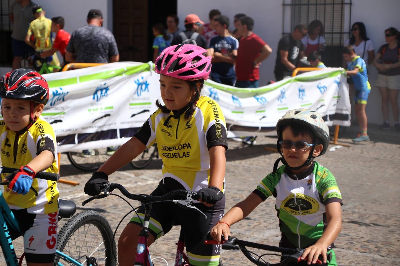 El barrio de 'Santa Catalina' de Jerez de los Caballeros ha acogido, esta mañana, la tercera prueba del Gran Premio Diputación de Badajoz 'Copa Escuelas de ciclismo en carretera', organizada por el Club Ciclista Jerez de los Caballeros y la Federación Extremeña de Ciclismo.Una competición de ciclismo que, como ya adelantó HOY Jerez, fue creada por la Federación Extremeña de Ciclismo con el objetivo de fomentar y seguir practicando deporte cuando ya han terminado todos los circuitos que se celebran durante el curso académico. En la citada prueba, han participado diferentes categorías: cadete, promesa, junior, principiante, alevín e infantil.Juan Luis Soriano, presidente del Club Ciclista Jerez, ha manifestado su satisfacción por el buen desarrollo de la jornada, «este tipo de pruebas son fundamentales para hacer cantera y promover este deporte entre los más pequeños».
