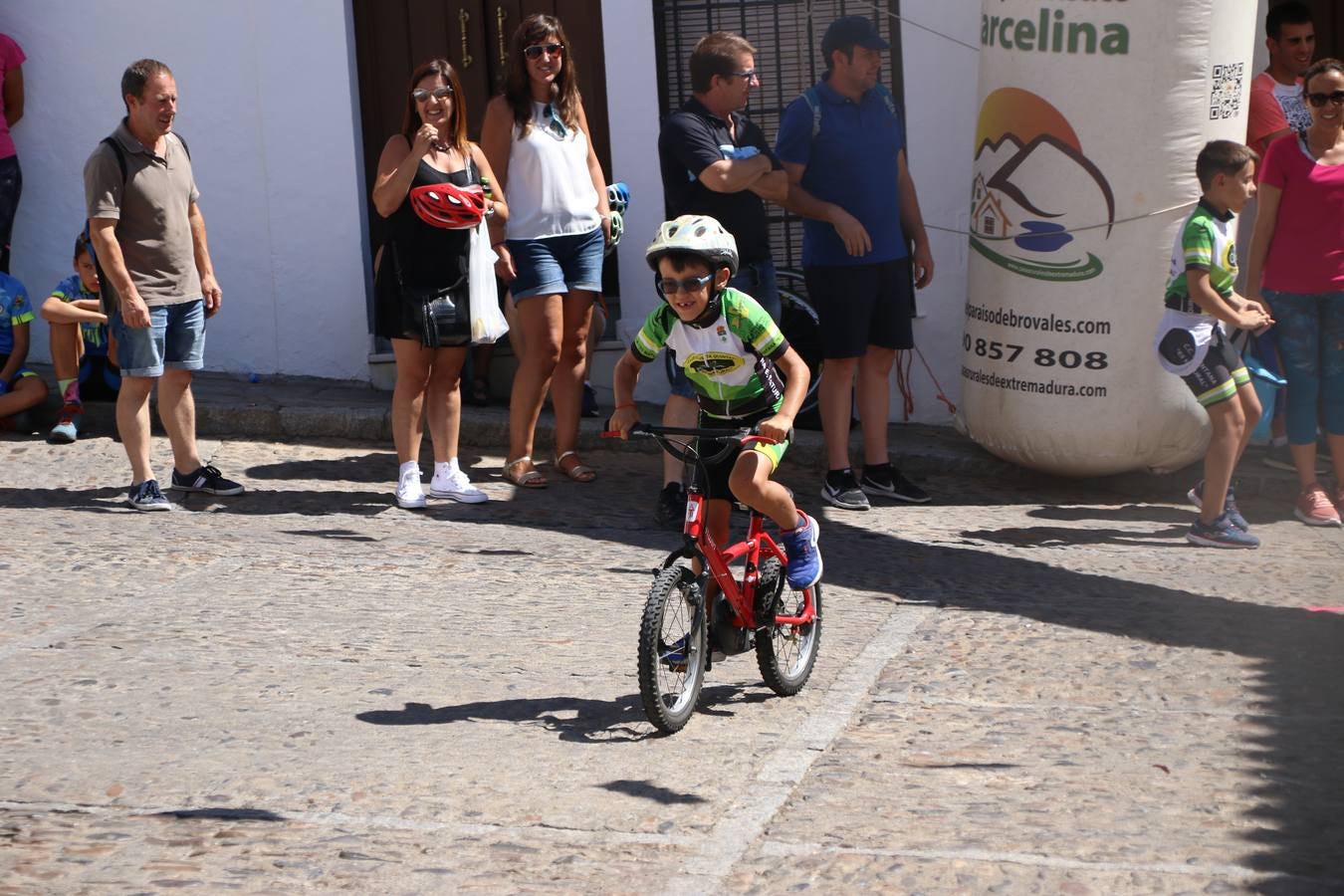 El barrio de 'Santa Catalina' de Jerez de los Caballeros ha acogido, esta mañana, la tercera prueba del Gran Premio Diputación de Badajoz 'Copa Escuelas de ciclismo en carretera', organizada por el Club Ciclista Jerez de los Caballeros y la Federación Extremeña de Ciclismo.Una competición de ciclismo que, como ya adelantó HOY Jerez, fue creada por la Federación Extremeña de Ciclismo con el objetivo de fomentar y seguir practicando deporte cuando ya han terminado todos los circuitos que se celebran durante el curso académico. En la citada prueba, han participado diferentes categorías: cadete, promesa, junior, principiante, alevín e infantil.Juan Luis Soriano, presidente del Club Ciclista Jerez, ha manifestado su satisfacción por el buen desarrollo de la jornada, «este tipo de pruebas son fundamentales para hacer cantera y promover este deporte entre los más pequeños».