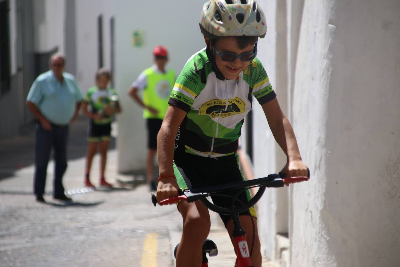 El barrio de 'Santa Catalina' de Jerez de los Caballeros ha acogido, esta mañana, la tercera prueba del Gran Premio Diputación de Badajoz 'Copa Escuelas de ciclismo en carretera', organizada por el Club Ciclista Jerez de los Caballeros y la Federación Extremeña de Ciclismo.Una competición de ciclismo que, como ya adelantó HOY Jerez, fue creada por la Federación Extremeña de Ciclismo con el objetivo de fomentar y seguir practicando deporte cuando ya han terminado todos los circuitos que se celebran durante el curso académico. En la citada prueba, han participado diferentes categorías: cadete, promesa, junior, principiante, alevín e infantil.Juan Luis Soriano, presidente del Club Ciclista Jerez, ha manifestado su satisfacción por el buen desarrollo de la jornada, «este tipo de pruebas son fundamentales para hacer cantera y promover este deporte entre los más pequeños».