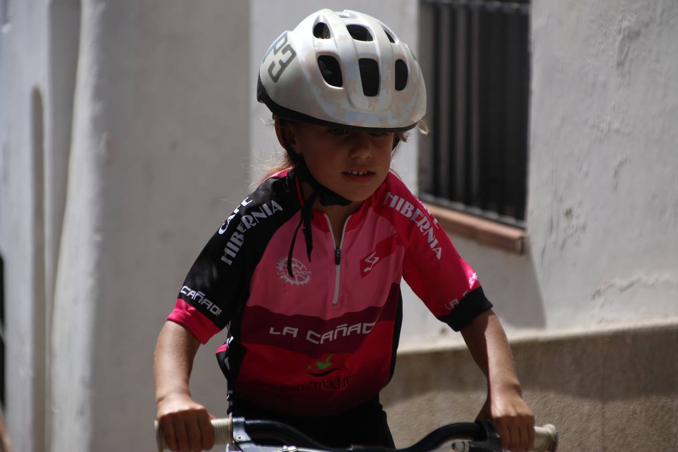 El barrio de 'Santa Catalina' de Jerez de los Caballeros ha acogido, esta mañana, la tercera prueba del Gran Premio Diputación de Badajoz 'Copa Escuelas de ciclismo en carretera', organizada por el Club Ciclista Jerez de los Caballeros y la Federación Extremeña de Ciclismo.Una competición de ciclismo que, como ya adelantó HOY Jerez, fue creada por la Federación Extremeña de Ciclismo con el objetivo de fomentar y seguir practicando deporte cuando ya han terminado todos los circuitos que se celebran durante el curso académico. En la citada prueba, han participado diferentes categorías: cadete, promesa, junior, principiante, alevín e infantil.Juan Luis Soriano, presidente del Club Ciclista Jerez, ha manifestado su satisfacción por el buen desarrollo de la jornada, «este tipo de pruebas son fundamentales para hacer cantera y promover este deporte entre los más pequeños».