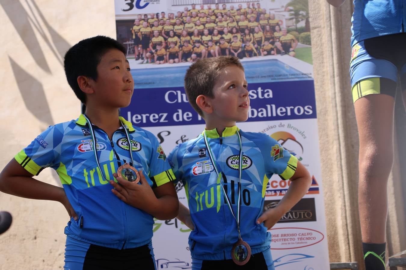 El barrio de 'Santa Catalina' de Jerez de los Caballeros ha acogido, esta mañana, la tercera prueba del Gran Premio Diputación de Badajoz 'Copa Escuelas de ciclismo en carretera', organizada por el Club Ciclista Jerez de los Caballeros y la Federación Extremeña de Ciclismo.Una competición de ciclismo que, como ya adelantó HOY Jerez, fue creada por la Federación Extremeña de Ciclismo con el objetivo de fomentar y seguir practicando deporte cuando ya han terminado todos los circuitos que se celebran durante el curso académico. En la citada prueba, han participado diferentes categorías: cadete, promesa, junior, principiante, alevín e infantil.Juan Luis Soriano, presidente del Club Ciclista Jerez, ha manifestado su satisfacción por el buen desarrollo de la jornada, «este tipo de pruebas son fundamentales para hacer cantera y promover este deporte entre los más pequeños».