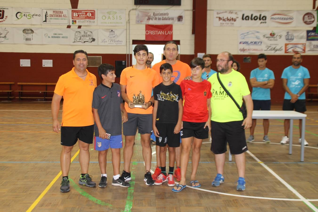 Este sábado ha culminado en el Pabellón Municipal de Deportes 'Francisco José Rivera Montero' el Torneo de Fútbol sala para las categorías inferiores en el que han venido participando 21 equipos en las categorías de: Chupetines (en la modalidad de exhibición), Prebenjamines /Benjamines, Alevines/ Infantiles y Cadetes. Más de un centenar de niños y niñas han disfrutado de esta competición que se ha desarrollado en medio de un buen ambiente, con deportividad y una buena actitud por parte de participantes y del público