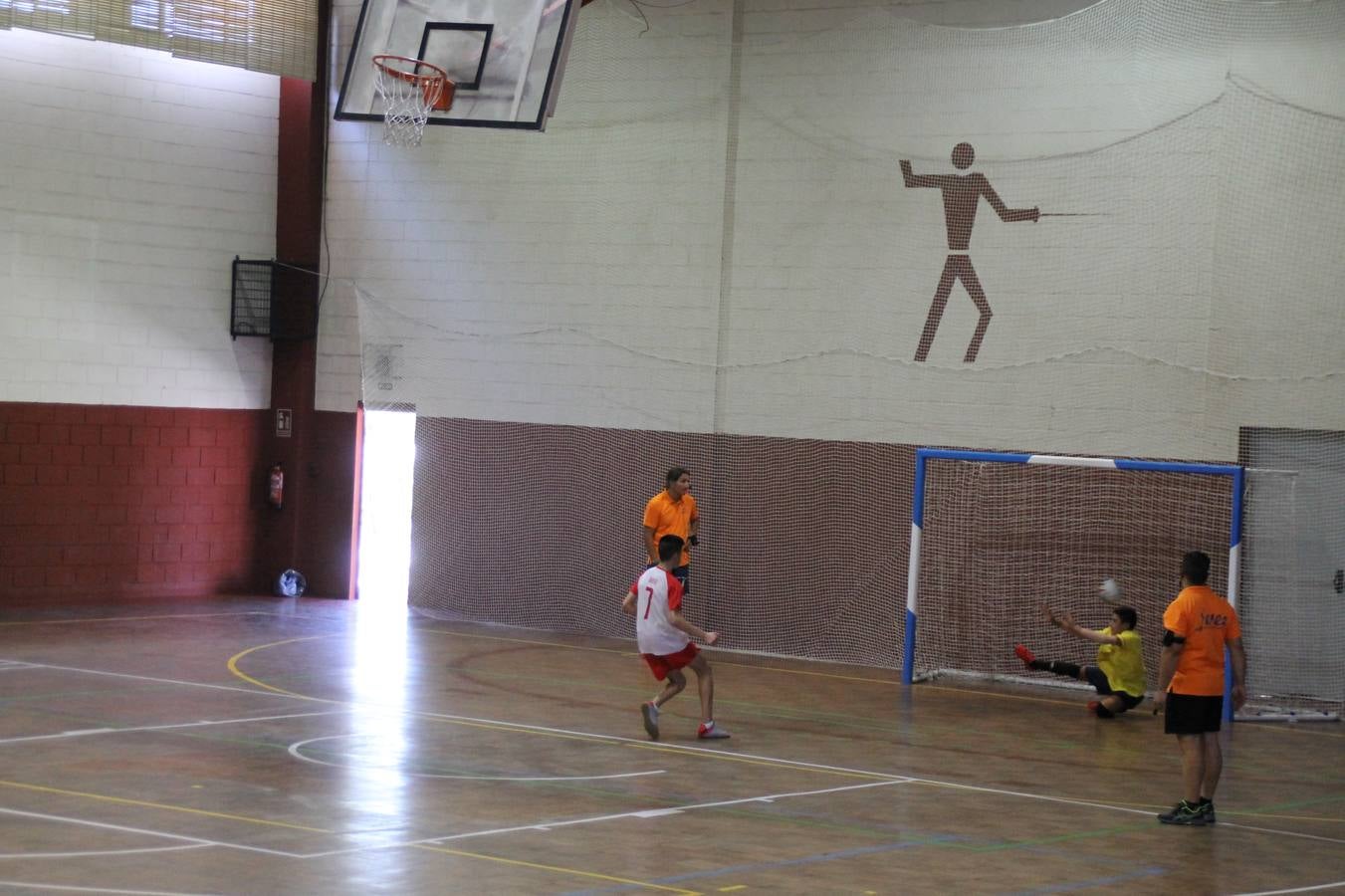 Este sábado ha culminado en el Pabellón Municipal de Deportes 'Francisco José Rivera Montero' el Torneo de Fútbol sala para las categorías inferiores en el que han venido participando 21 equipos en las categorías de: Chupetines (en la modalidad de exhibición), Prebenjamines /Benjamines, Alevines/ Infantiles y Cadetes. Más de un centenar de niños y niñas han disfrutado de esta competición que se ha desarrollado en medio de un buen ambiente, con deportividad y una buena actitud por parte de participantes y del público