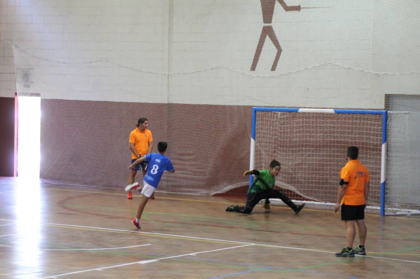 Este sábado ha culminado en el Pabellón Municipal de Deportes 'Francisco José Rivera Montero' el Torneo de Fútbol sala para las categorías inferiores en el que han venido participando 21 equipos en las categorías de: Chupetines (en la modalidad de exhibición), Prebenjamines /Benjamines, Alevines/ Infantiles y Cadetes. Más de un centenar de niños y niñas han disfrutado de esta competición que se ha desarrollado en medio de un buen ambiente, con deportividad y una buena actitud por parte de participantes y del público