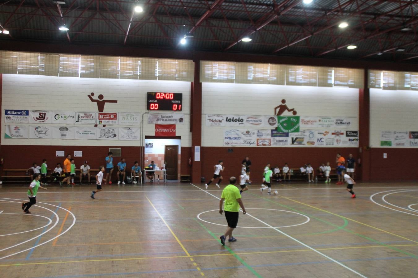 Este sábado ha culminado en el Pabellón Municipal de Deportes 'Francisco José Rivera Montero' el Torneo de Fútbol sala para las categorías inferiores en el que han venido participando 21 equipos en las categorías de: Chupetines (en la modalidad de exhibición), Prebenjamines /Benjamines, Alevines/ Infantiles y Cadetes. Más de un centenar de niños y niñas han disfrutado de esta competición que se ha desarrollado en medio de un buen ambiente, con deportividad y una buena actitud por parte de participantes y del público