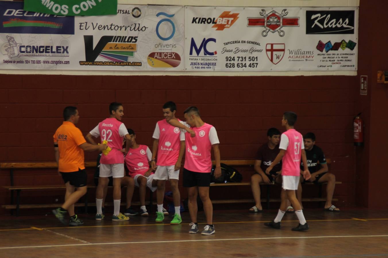 Este sábado ha culminado en el Pabellón Municipal de Deportes 'Francisco José Rivera Montero' el Torneo de Fútbol sala para las categorías inferiores en el que han venido participando 21 equipos en las categorías de: Chupetines (en la modalidad de exhibición), Prebenjamines /Benjamines, Alevines/ Infantiles y Cadetes. Más de un centenar de niños y niñas han disfrutado de esta competición que se ha desarrollado en medio de un buen ambiente, con deportividad y una buena actitud por parte de participantes y del público