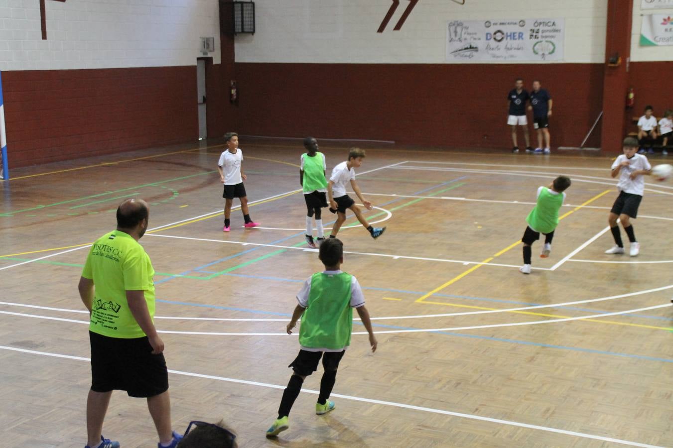 Este sábado ha culminado en el Pabellón Municipal de Deportes 'Francisco José Rivera Montero' el Torneo de Fútbol sala para las categorías inferiores en el que han venido participando 21 equipos en las categorías de: Chupetines (en la modalidad de exhibición), Prebenjamines /Benjamines, Alevines/ Infantiles y Cadetes. Más de un centenar de niños y niñas han disfrutado de esta competición que se ha desarrollado en medio de un buen ambiente, con deportividad y una buena actitud por parte de participantes y del público