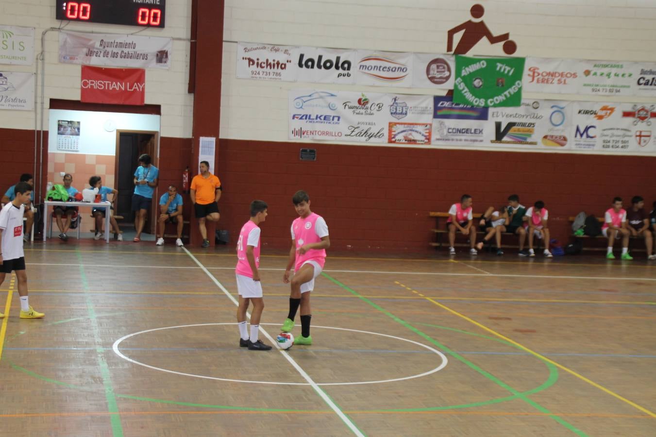 Este sábado ha culminado en el Pabellón Municipal de Deportes 'Francisco José Rivera Montero' el Torneo de Fútbol sala para las categorías inferiores en el que han venido participando 21 equipos en las categorías de: Chupetines (en la modalidad de exhibición), Prebenjamines /Benjamines, Alevines/ Infantiles y Cadetes. Más de un centenar de niños y niñas han disfrutado de esta competición que se ha desarrollado en medio de un buen ambiente, con deportividad y una buena actitud por parte de participantes y del público