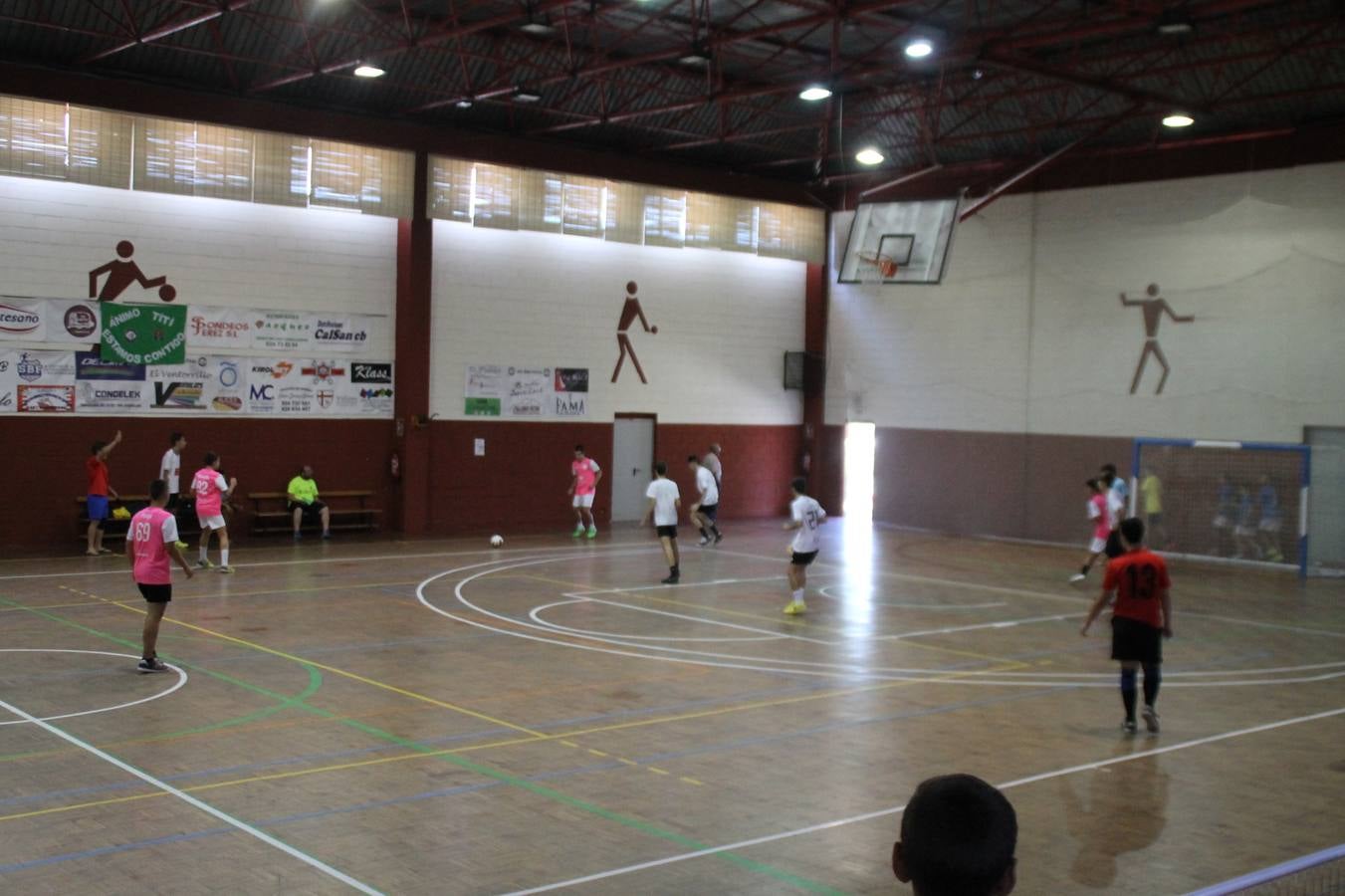 Este sábado ha culminado en el Pabellón Municipal de Deportes 'Francisco José Rivera Montero' el Torneo de Fútbol sala para las categorías inferiores en el que han venido participando 21 equipos en las categorías de: Chupetines (en la modalidad de exhibición), Prebenjamines /Benjamines, Alevines/ Infantiles y Cadetes. Más de un centenar de niños y niñas han disfrutado de esta competición que se ha desarrollado en medio de un buen ambiente, con deportividad y una buena actitud por parte de participantes y del público