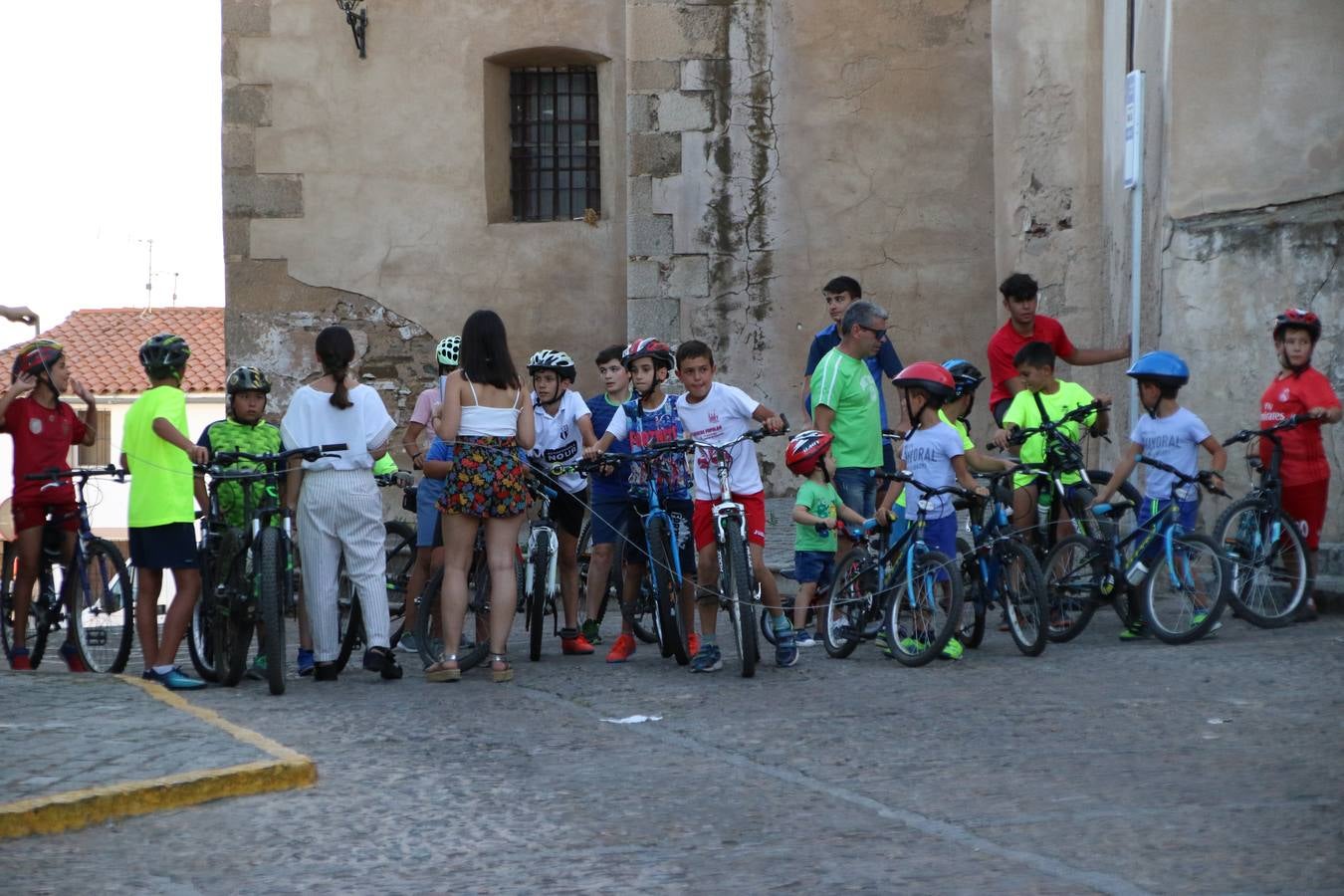 El popular barrio de 'Santa Catalina' vivió, ayer, la primera jornada de su tradicional velá con un gran ambiente festivo en el que pequeños y mayores disfrutaron de tradición, fiesta y música con los juegos infantiles y la actuación de 'Licor 43'.