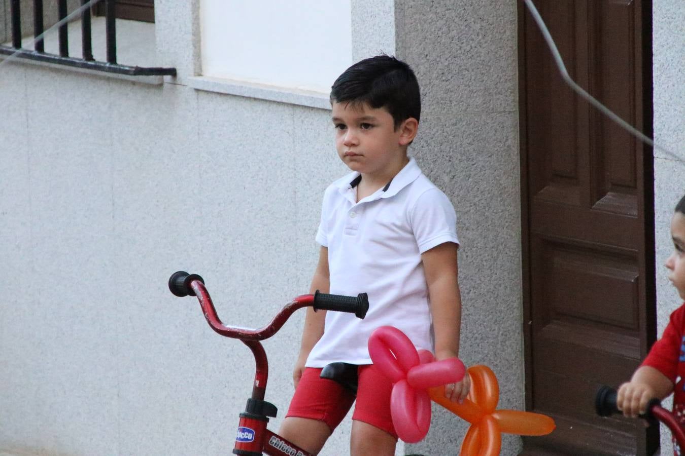 El popular barrio de 'Santa Catalina' vivió, ayer, la primera jornada de su tradicional velá con un gran ambiente festivo en el que pequeños y mayores disfrutaron de tradición, fiesta y música con los juegos infantiles y la actuación de 'Licor 43'.