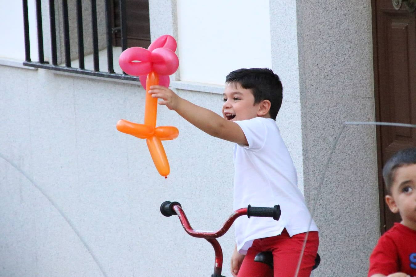 El popular barrio de 'Santa Catalina' vivió, ayer, la primera jornada de su tradicional velá con un gran ambiente festivo en el que pequeños y mayores disfrutaron de tradición, fiesta y música con los juegos infantiles y la actuación de 'Licor 43'.