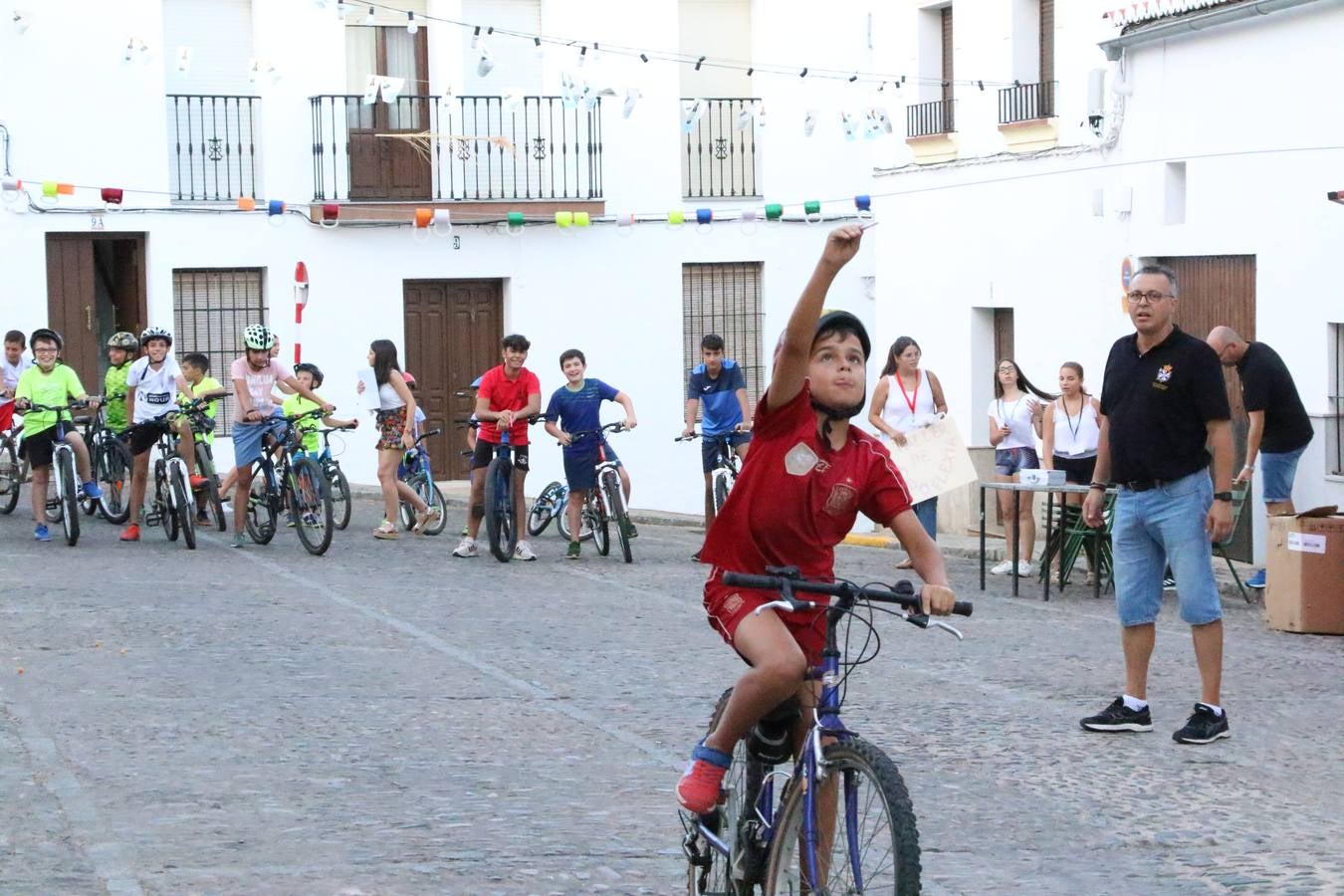 El popular barrio de 'Santa Catalina' vivió, ayer, la primera jornada de su tradicional velá con un gran ambiente festivo en el que pequeños y mayores disfrutaron de tradición, fiesta y música con los juegos infantiles y la actuación de 'Licor 43'.