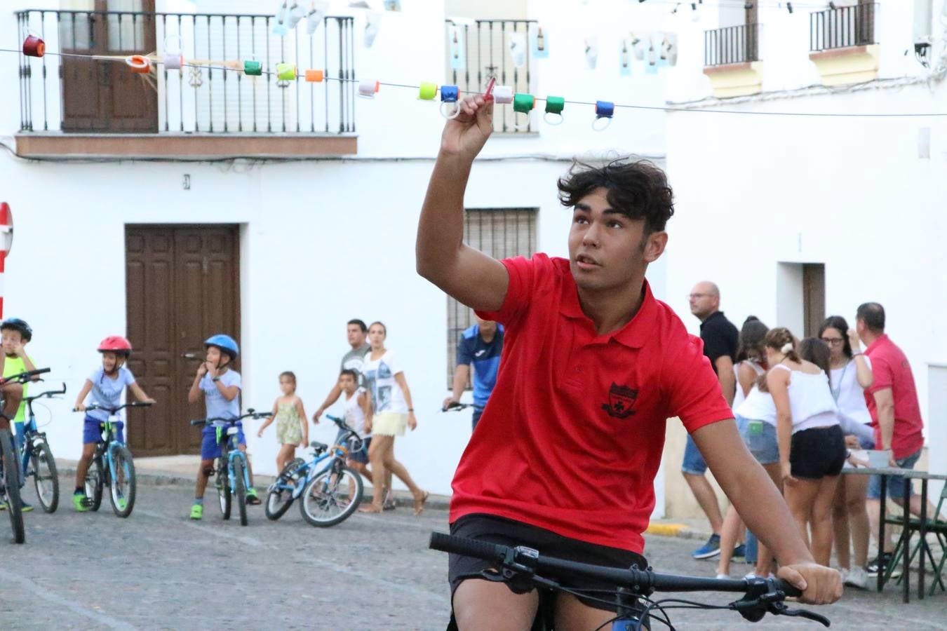 El popular barrio de 'Santa Catalina' vivió, ayer, la primera jornada de su tradicional velá con un gran ambiente festivo en el que pequeños y mayores disfrutaron de tradición, fiesta y música con los juegos infantiles y la actuación de 'Licor 43'.