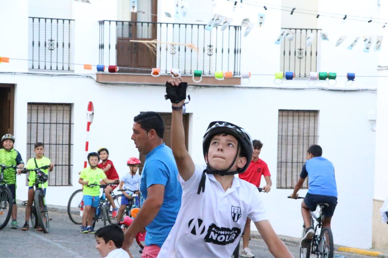 El popular barrio de 'Santa Catalina' vivió, ayer, la primera jornada de su tradicional velá con un gran ambiente festivo en el que pequeños y mayores disfrutaron de tradición, fiesta y música con los juegos infantiles y la actuación de 'Licor 43'.
