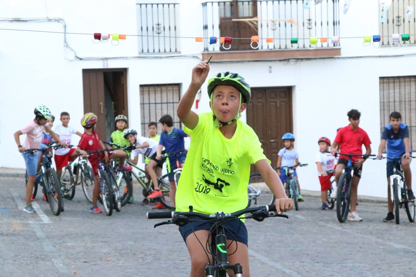 El popular barrio de 'Santa Catalina' vivió, ayer, la primera jornada de su tradicional velá con un gran ambiente festivo en el que pequeños y mayores disfrutaron de tradición, fiesta y música con los juegos infantiles y la actuación de 'Licor 43'.