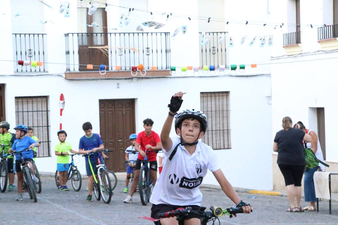 El popular barrio de 'Santa Catalina' vivió, ayer, la primera jornada de su tradicional velá con un gran ambiente festivo en el que pequeños y mayores disfrutaron de tradición, fiesta y música con los juegos infantiles y la actuación de 'Licor 43'.