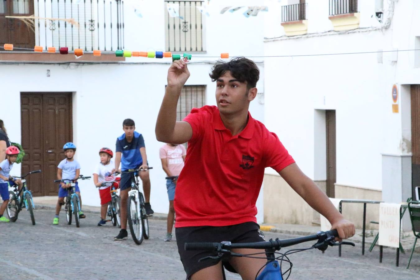 El popular barrio de 'Santa Catalina' vivió, ayer, la primera jornada de su tradicional velá con un gran ambiente festivo en el que pequeños y mayores disfrutaron de tradición, fiesta y música con los juegos infantiles y la actuación de 'Licor 43'.