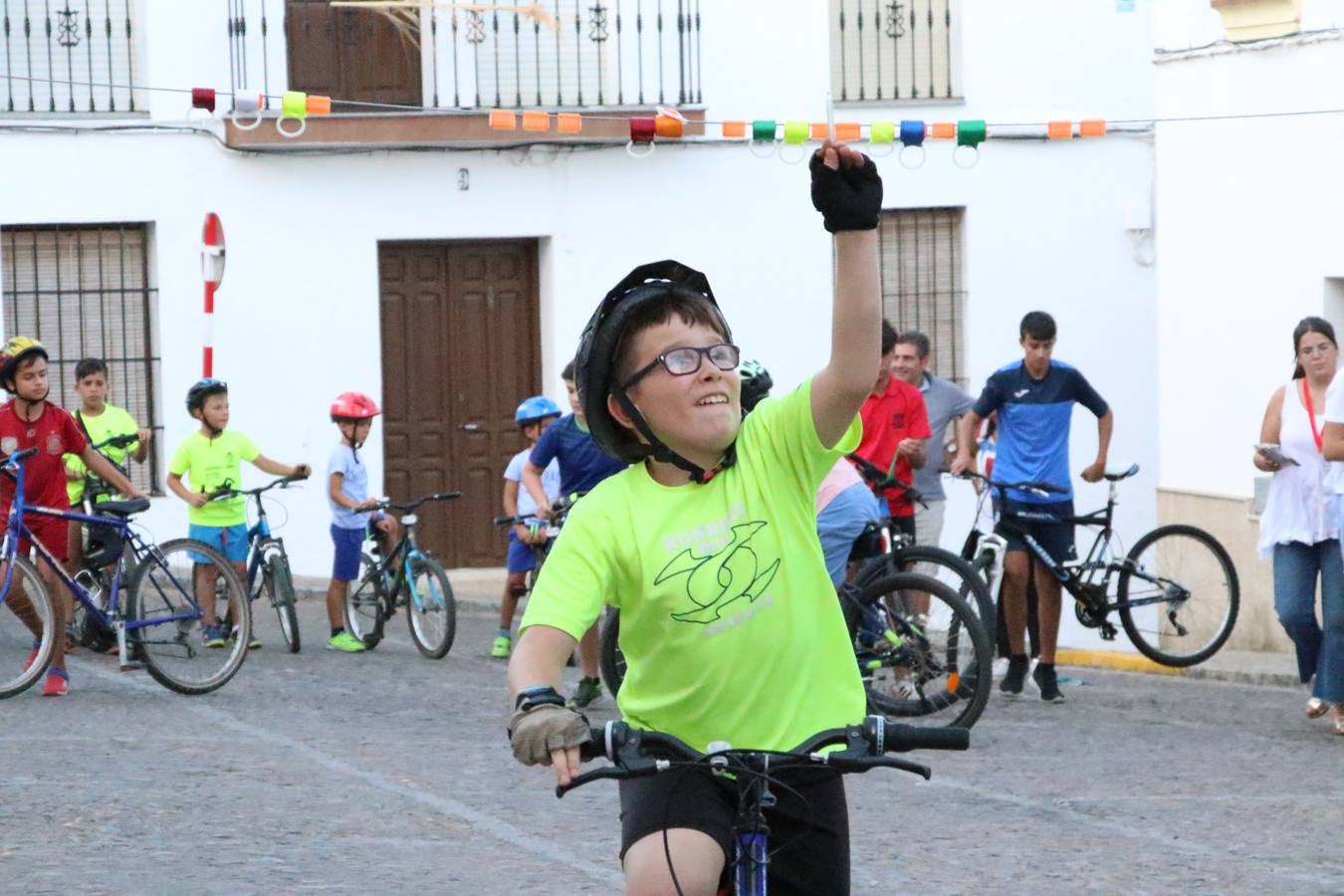 El popular barrio de 'Santa Catalina' vivió, ayer, la primera jornada de su tradicional velá con un gran ambiente festivo en el que pequeños y mayores disfrutaron de tradición, fiesta y música con los juegos infantiles y la actuación de 'Licor 43'.