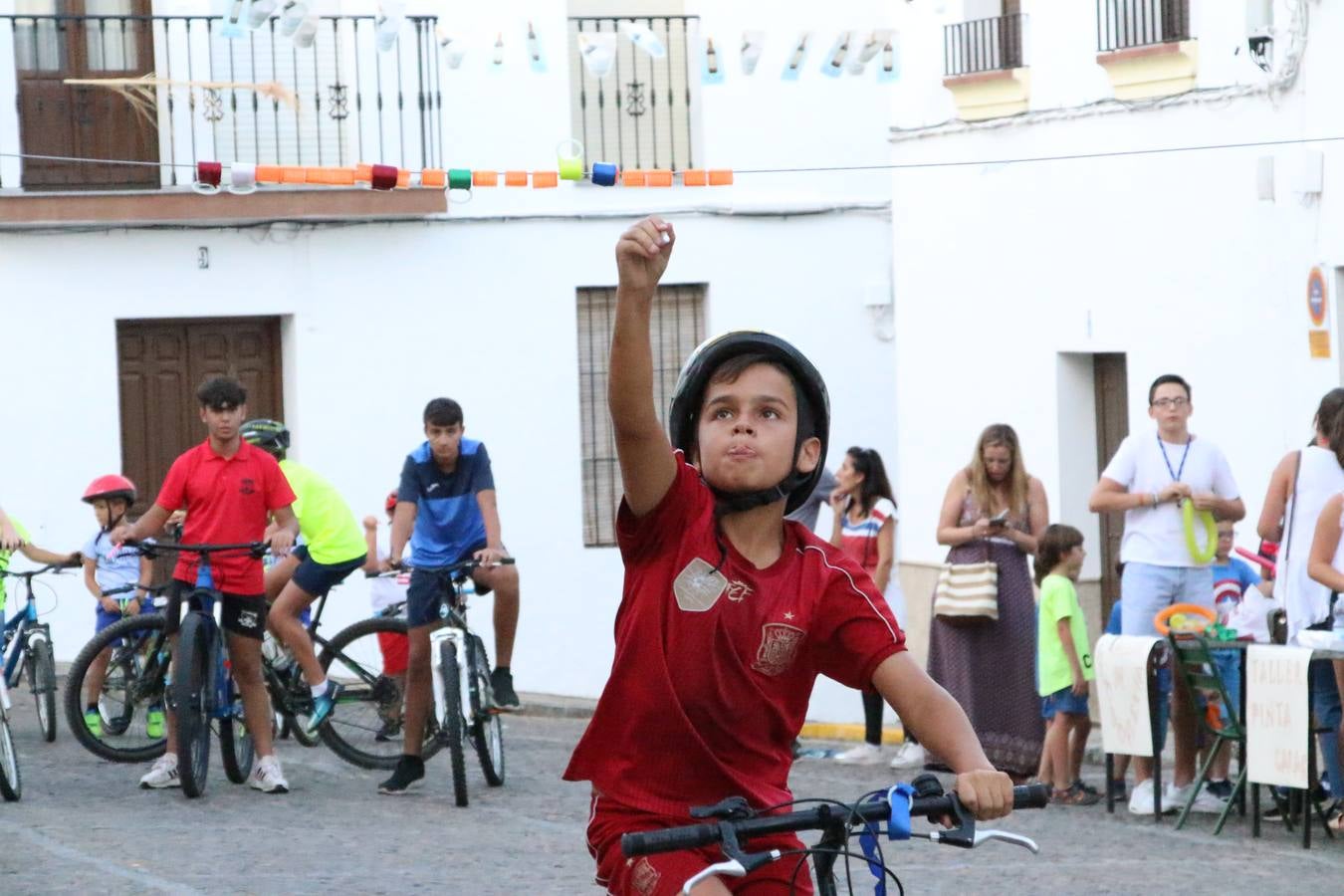 El popular barrio de 'Santa Catalina' vivió, ayer, la primera jornada de su tradicional velá con un gran ambiente festivo en el que pequeños y mayores disfrutaron de tradición, fiesta y música con los juegos infantiles y la actuación de 'Licor 43'.