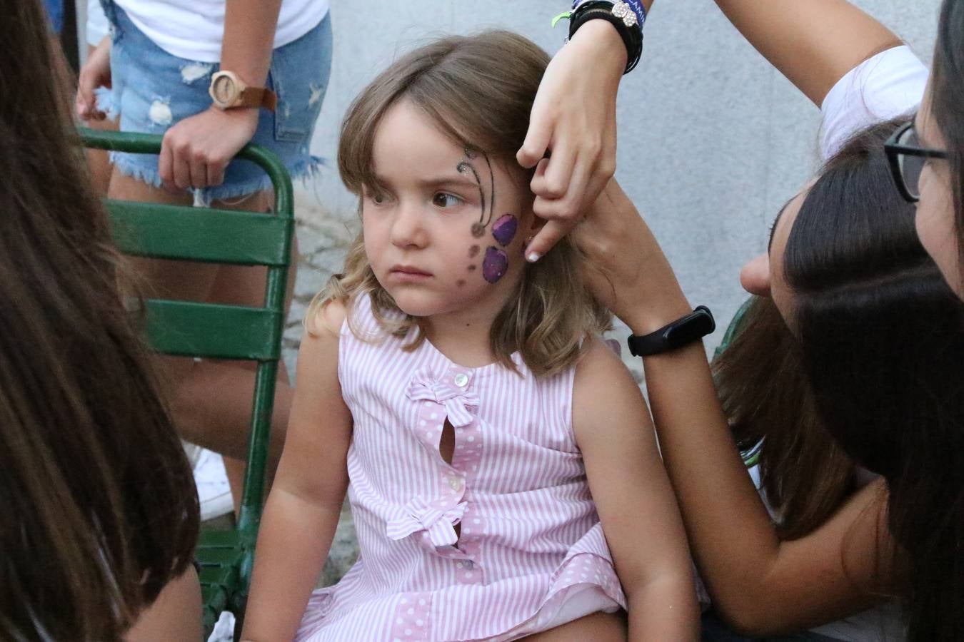 El popular barrio de 'Santa Catalina' vivió, ayer, la primera jornada de su tradicional velá con un gran ambiente festivo en el que pequeños y mayores disfrutaron de tradición, fiesta y música con los juegos infantiles y la actuación de 'Licor 43'.