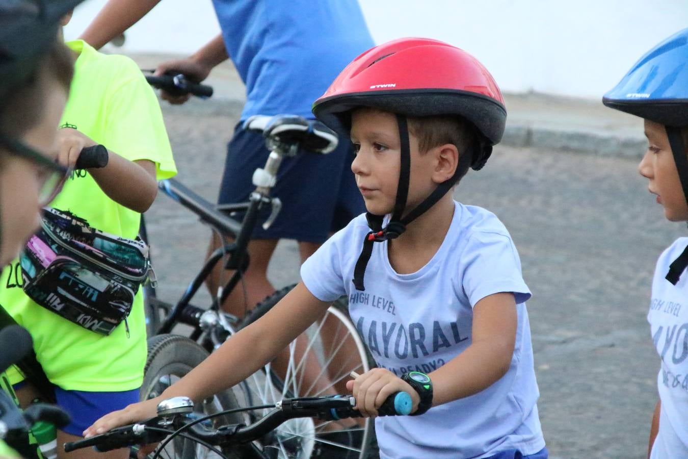El popular barrio de 'Santa Catalina' vivió, ayer, la primera jornada de su tradicional velá con un gran ambiente festivo en el que pequeños y mayores disfrutaron de tradición, fiesta y música con los juegos infantiles y la actuación de 'Licor 43'.